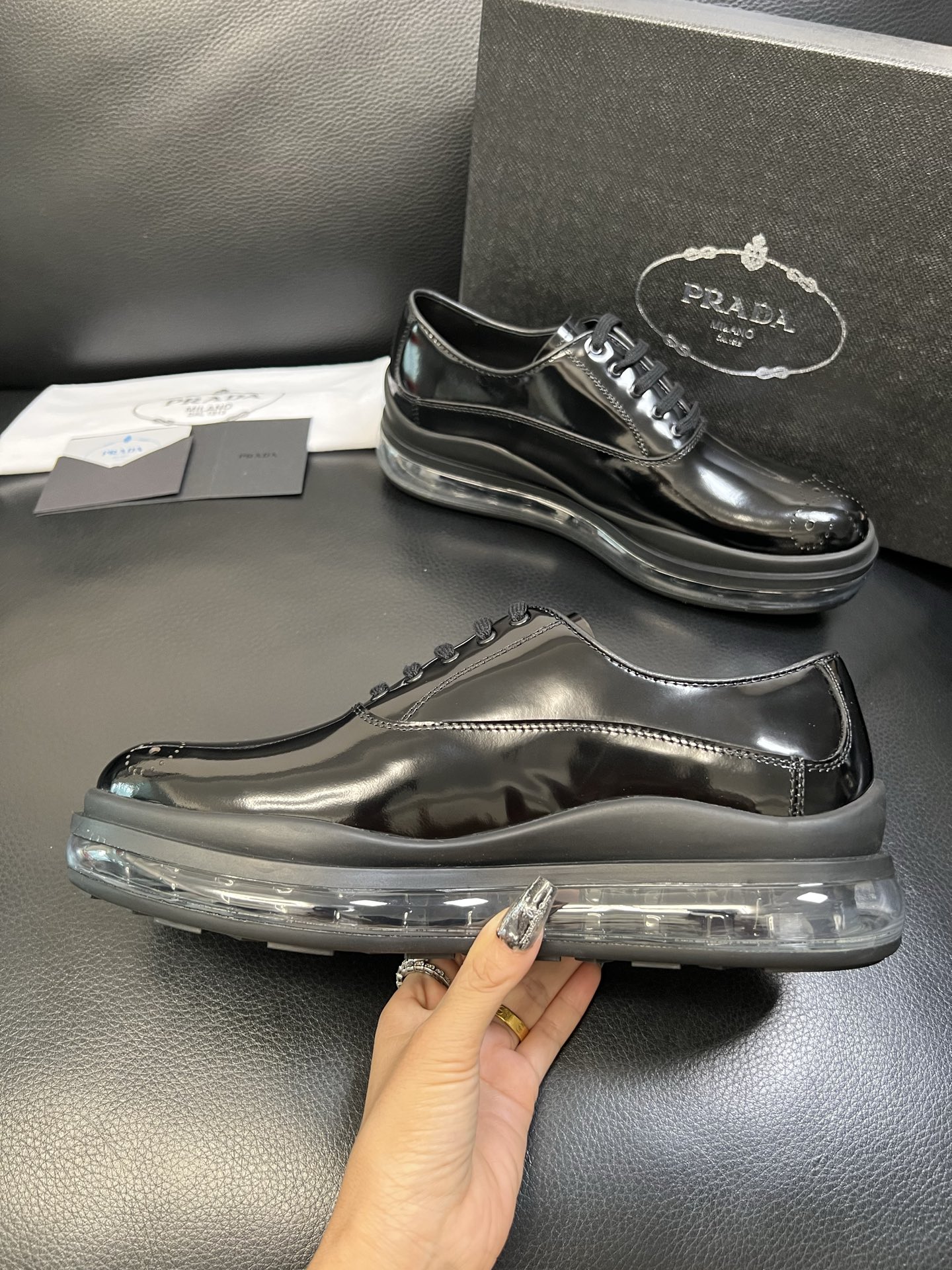 Prada 顶级工艺品，普拉达 专柜同步，原厂配置意大利进口牛皮面料，进口牛皮内里垫，透气舒适，鞋底：原