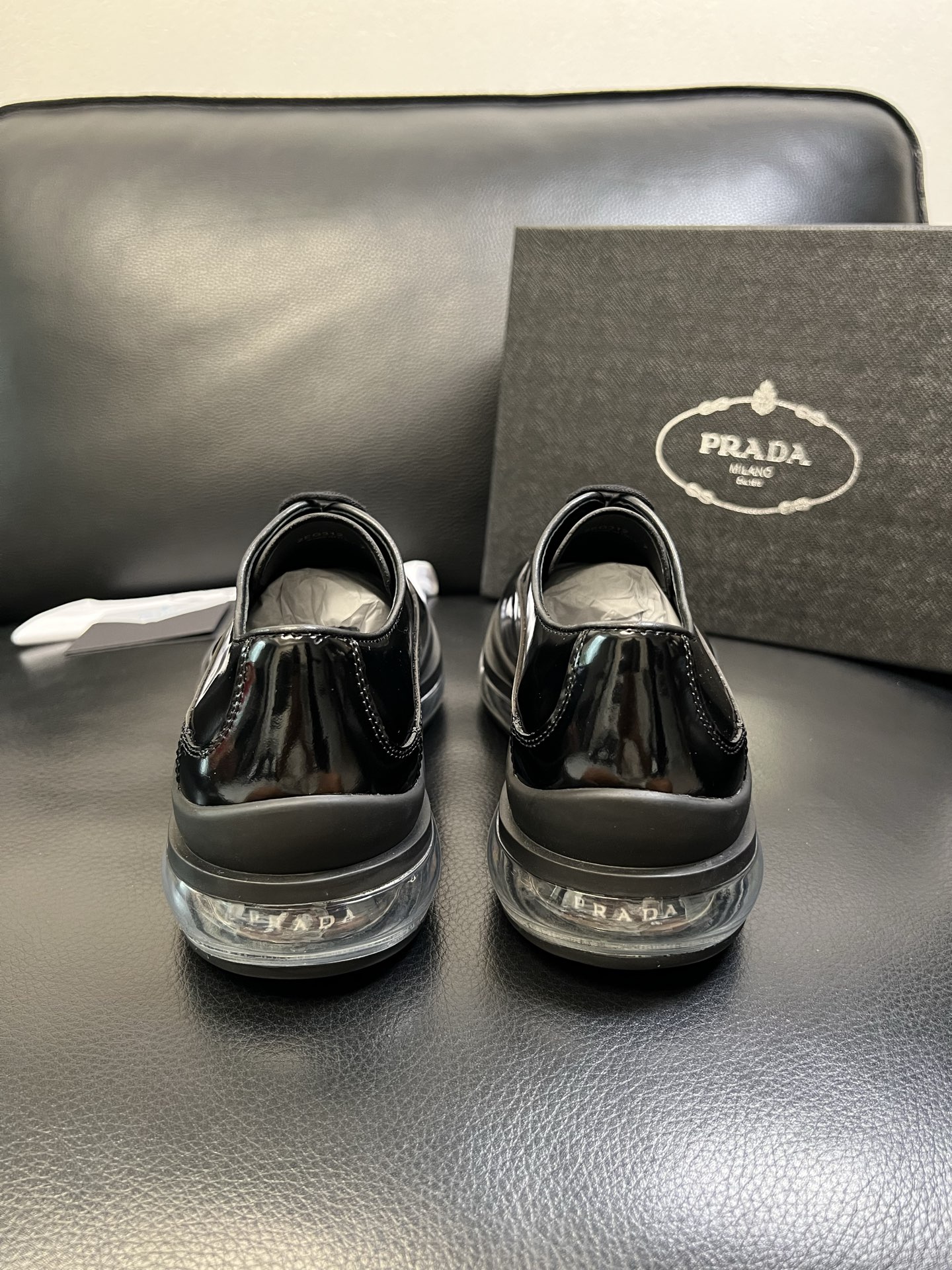 Prada 顶级工艺品，普拉达 专柜同步，原厂配置意大利进口牛皮面料，进口牛皮内里垫，透气舒适，鞋底：原