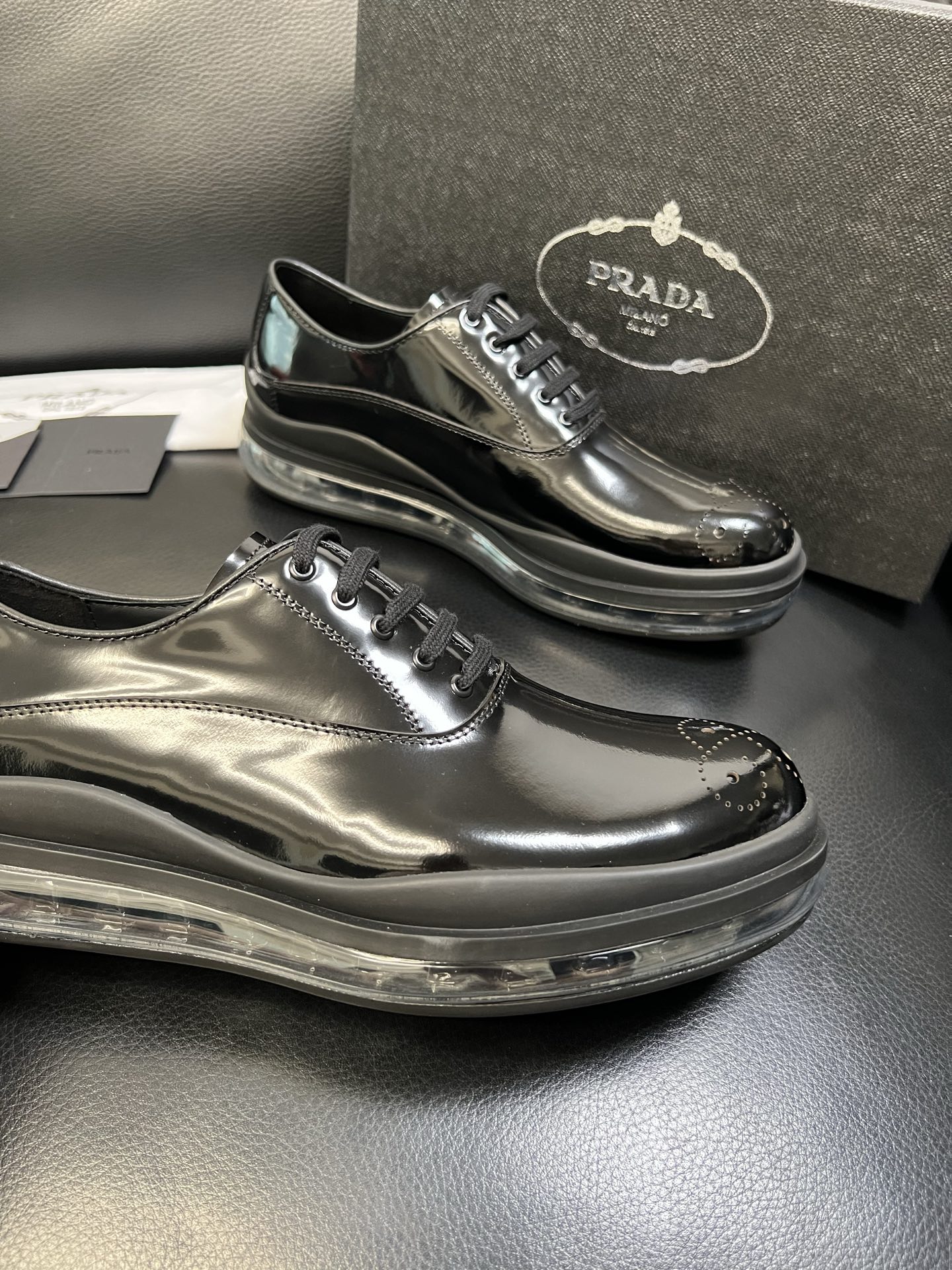 Prada 顶级工艺品，普拉达 专柜同步，原厂配置意大利进口牛皮面料，进口牛皮内里垫，透气舒适，鞋底：原