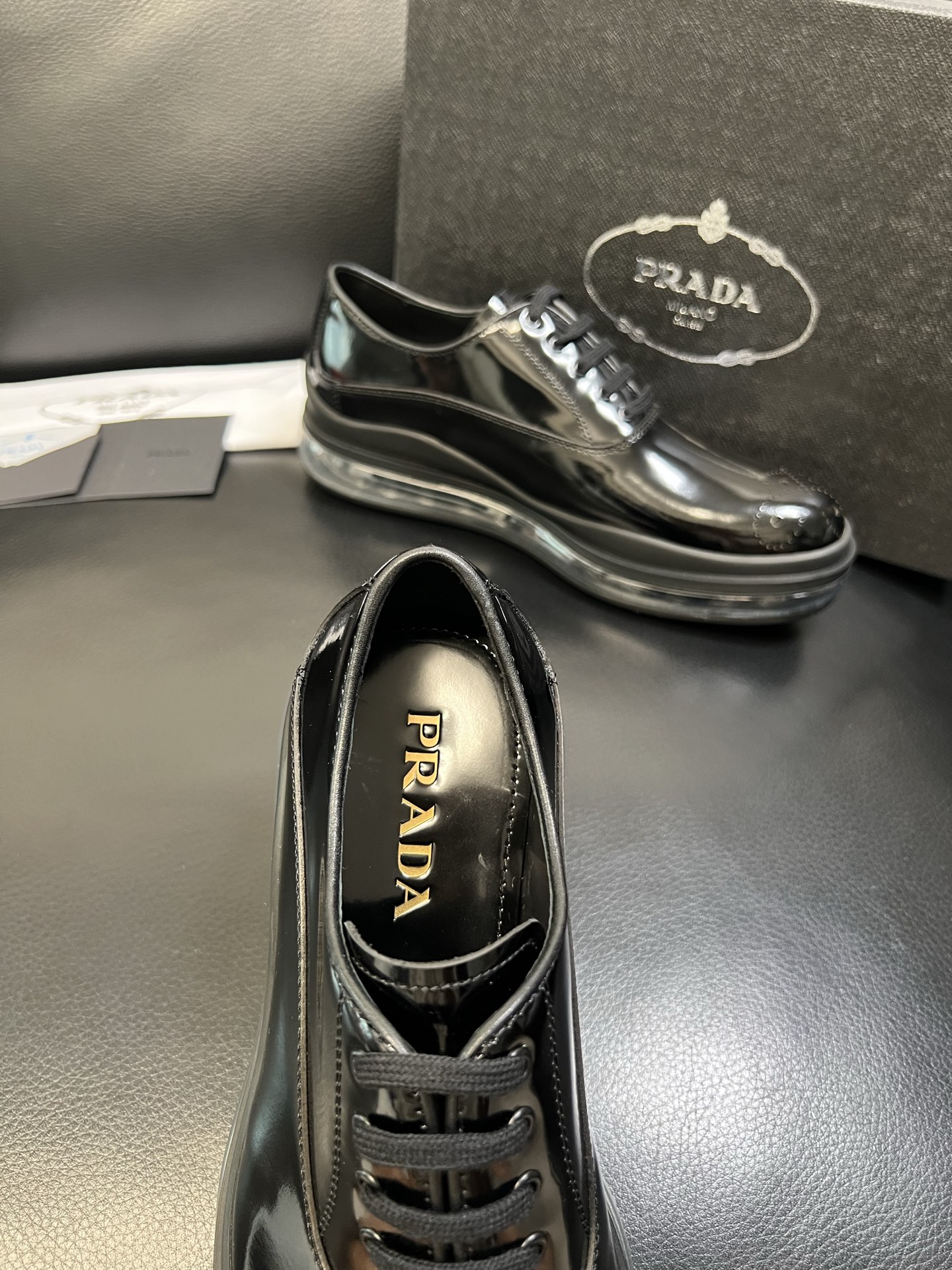 Prada 顶级工艺品，普拉达 专柜同步，原厂配置意大利进口牛皮面料，进口牛皮内里垫，透气舒适，鞋底：原