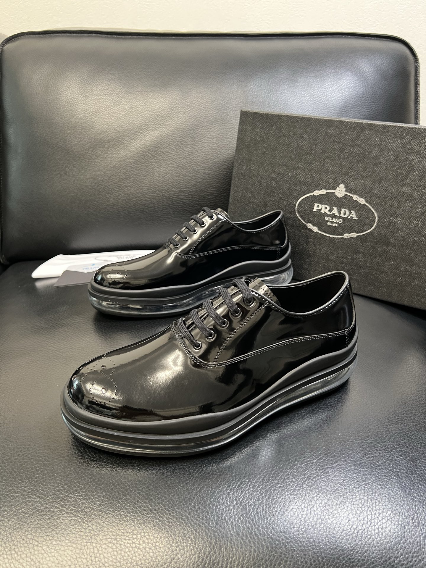 Prada 顶级工艺品，普拉达 专柜同步，原厂配置意大利进口牛皮面料，进口牛皮内里垫，透气舒适，鞋底：原