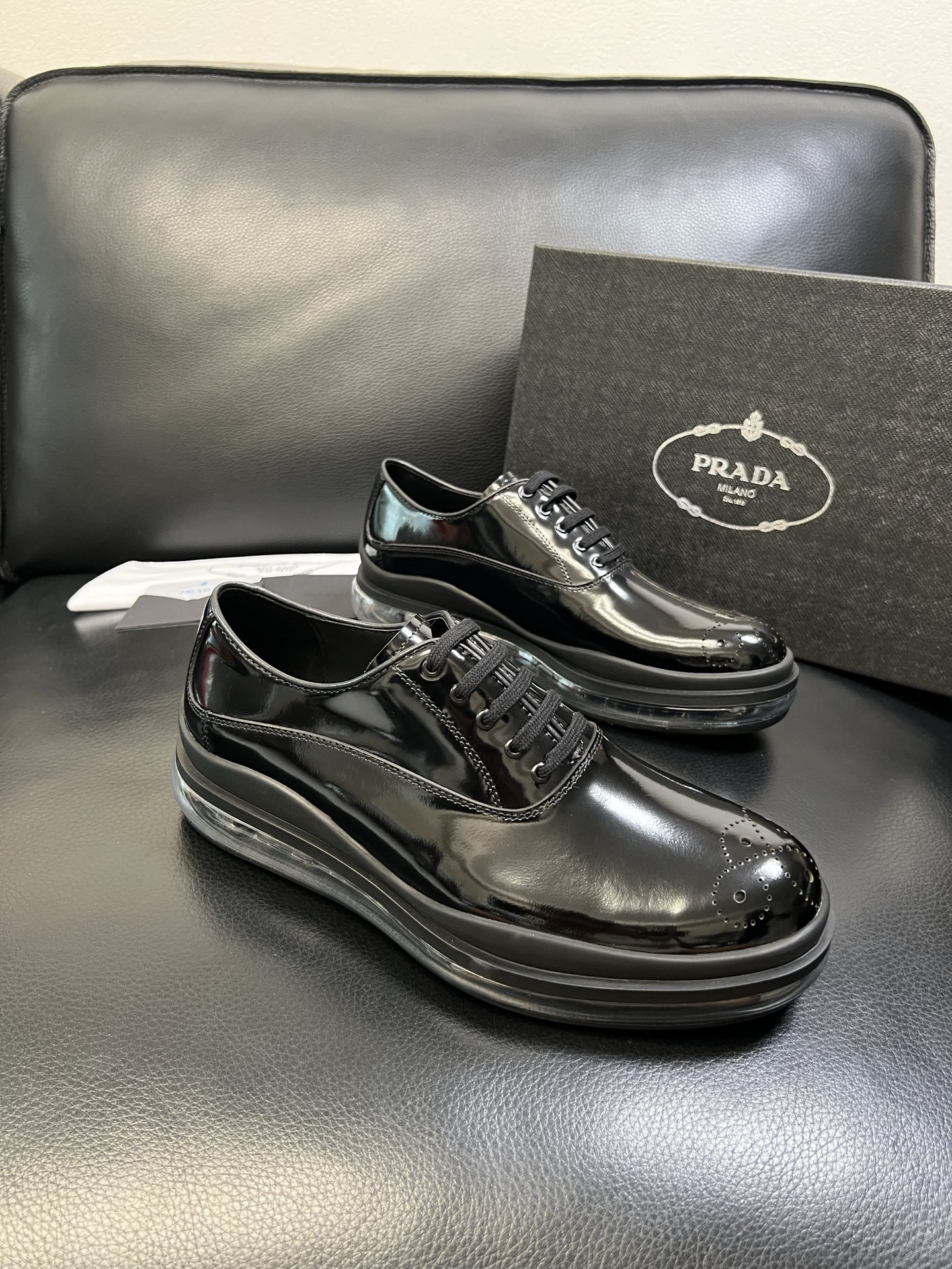 Prada 顶级工艺品，普拉达 专柜同步，原厂配置意大利进口牛皮面料，进口牛皮内里垫，透气舒适，鞋底：原