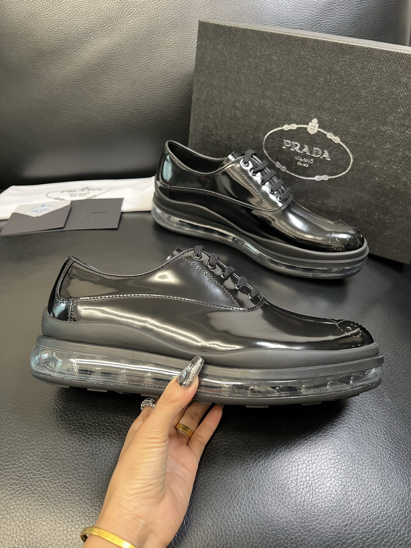 Prada 顶级工艺品，普拉达 专柜同步，原厂配置意大利进口牛皮面料，进口牛皮内里垫，透气舒适，鞋底：原