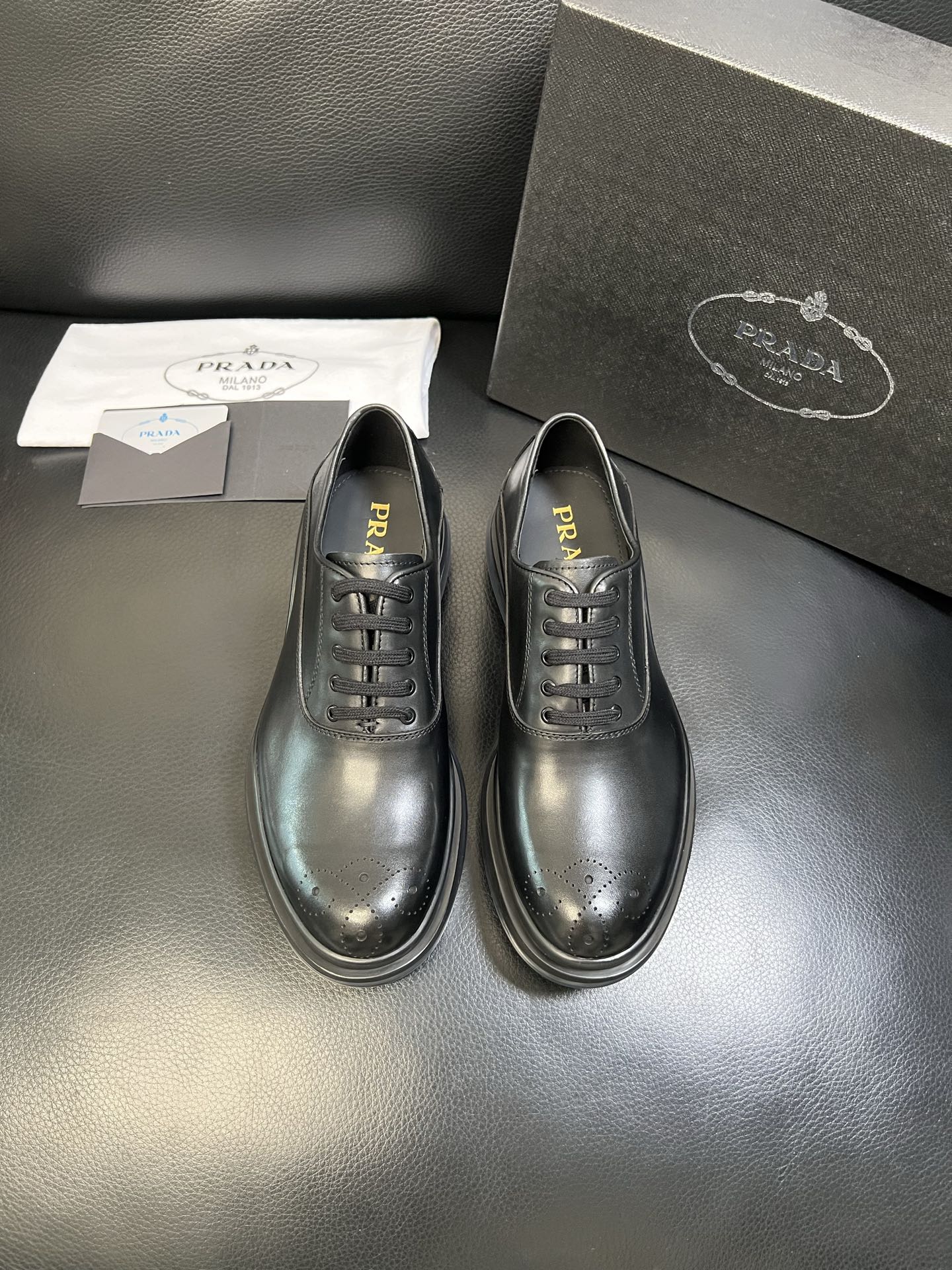 Prada 顶级工艺品，普拉达 专柜同步，原厂配置意大利进口牛皮面料，进口牛皮内里垫，透气舒适，鞋底：原