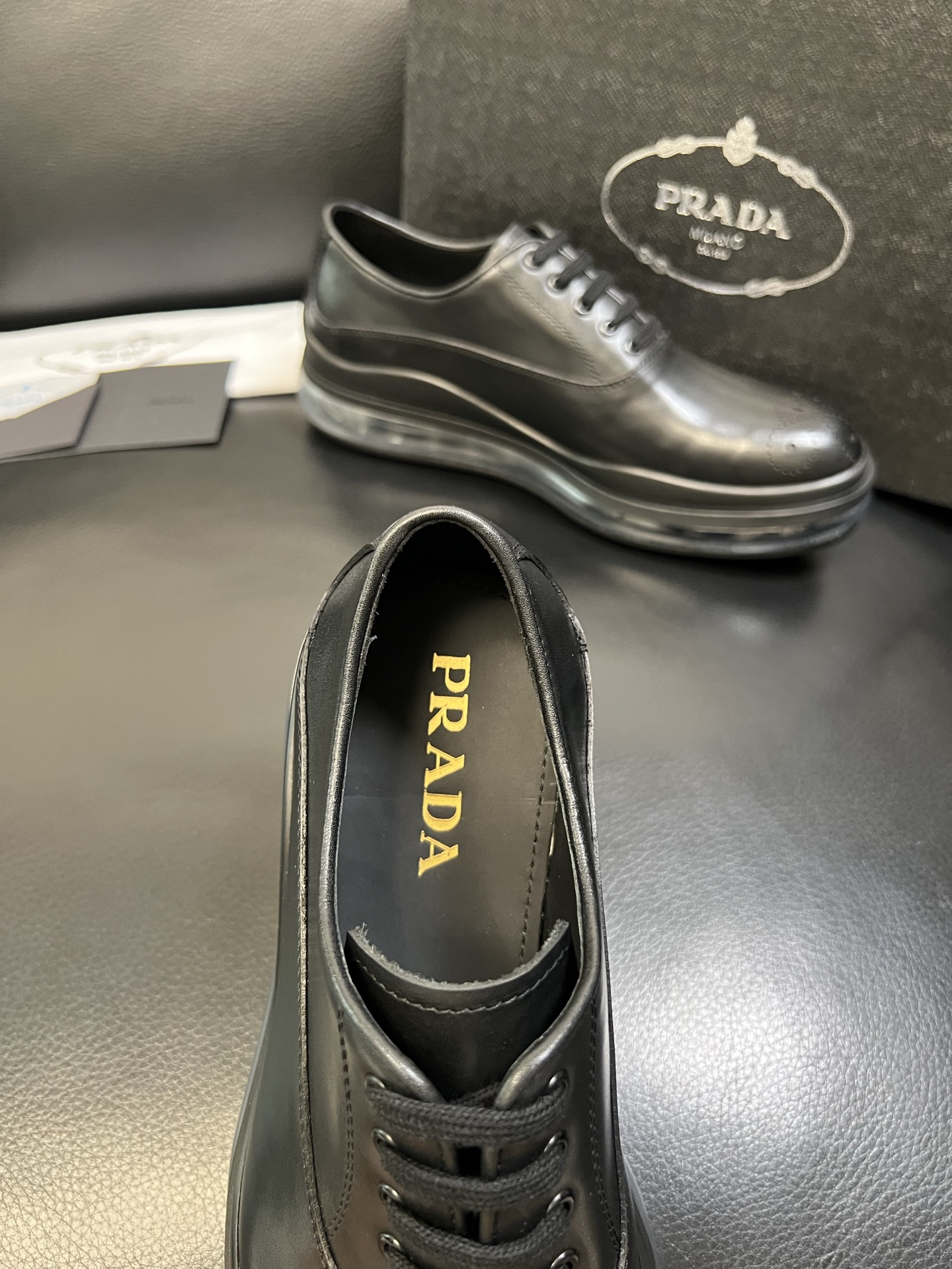 Prada 顶级工艺品，普拉达 专柜同步，原厂配置意大利进口牛皮面料，进口牛皮内里垫，透气舒适，鞋底：原