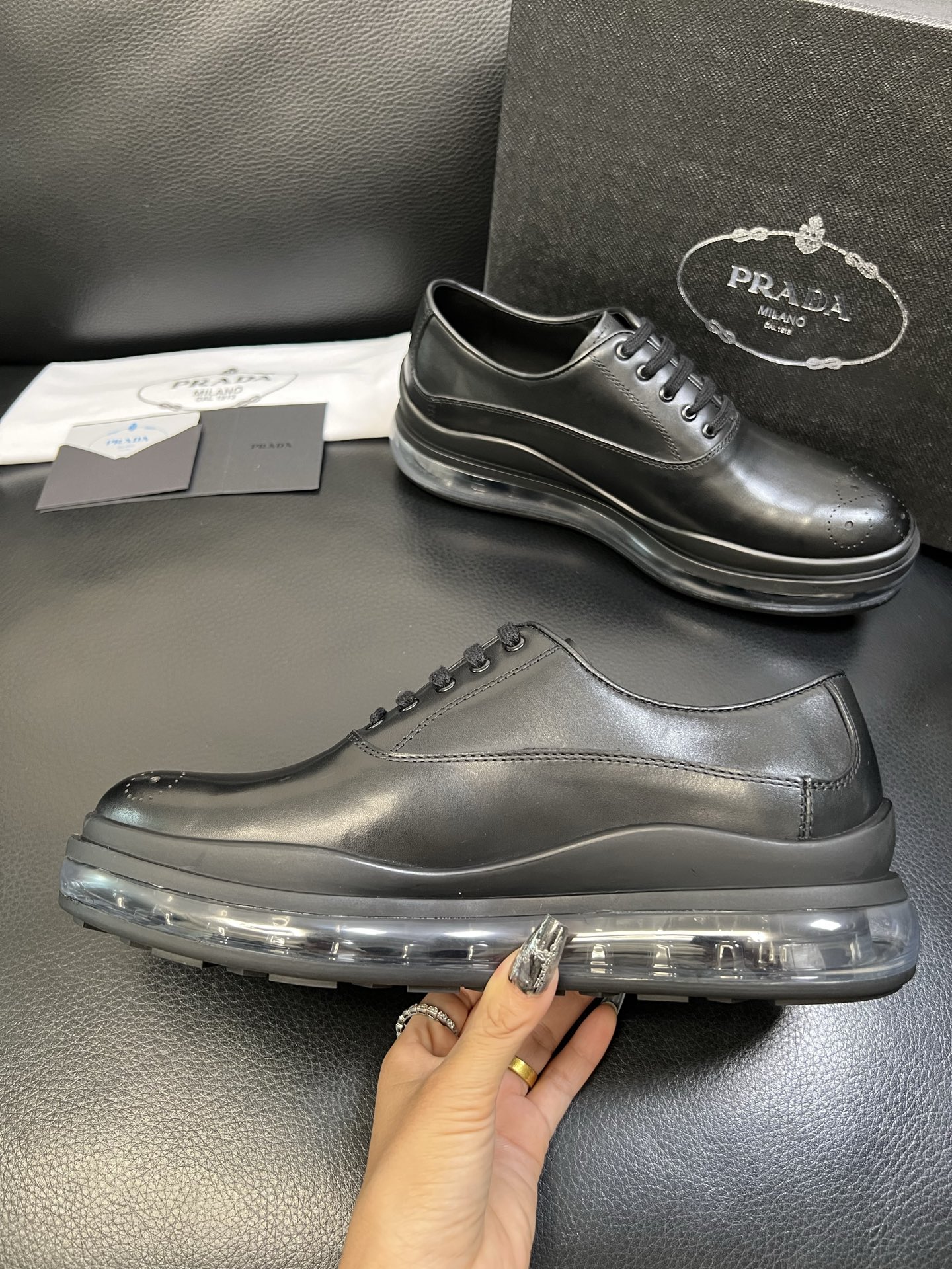 Prada 顶级工艺品，普拉达 专柜同步，原厂配置意大利进口牛皮面料，进口牛皮内里垫，透气舒适，鞋底：原