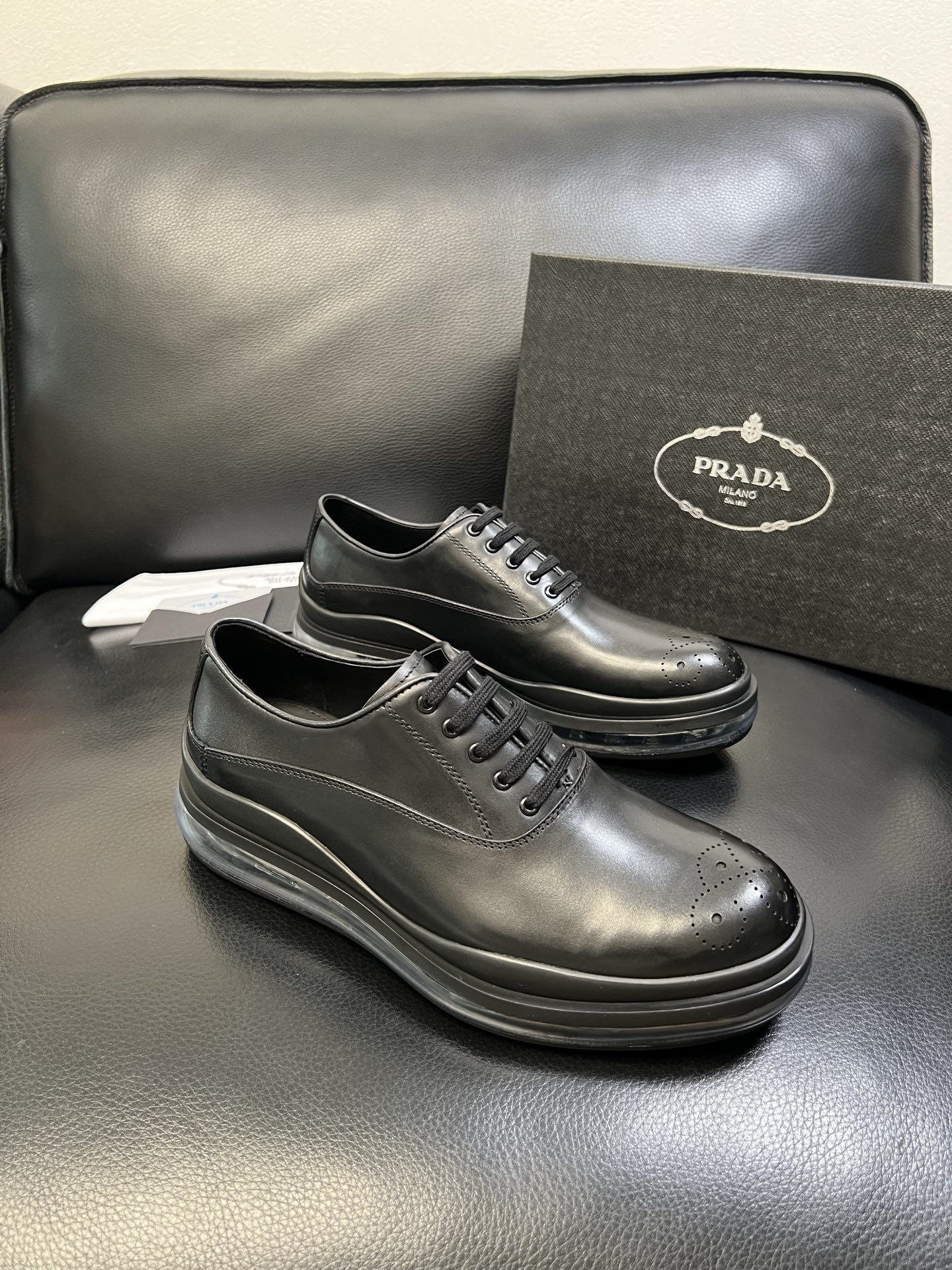 Prada 顶级工艺品，普拉达 专柜同步，原厂配置意大利进口牛皮面料，进口牛皮内里垫，透气舒适，鞋底：原