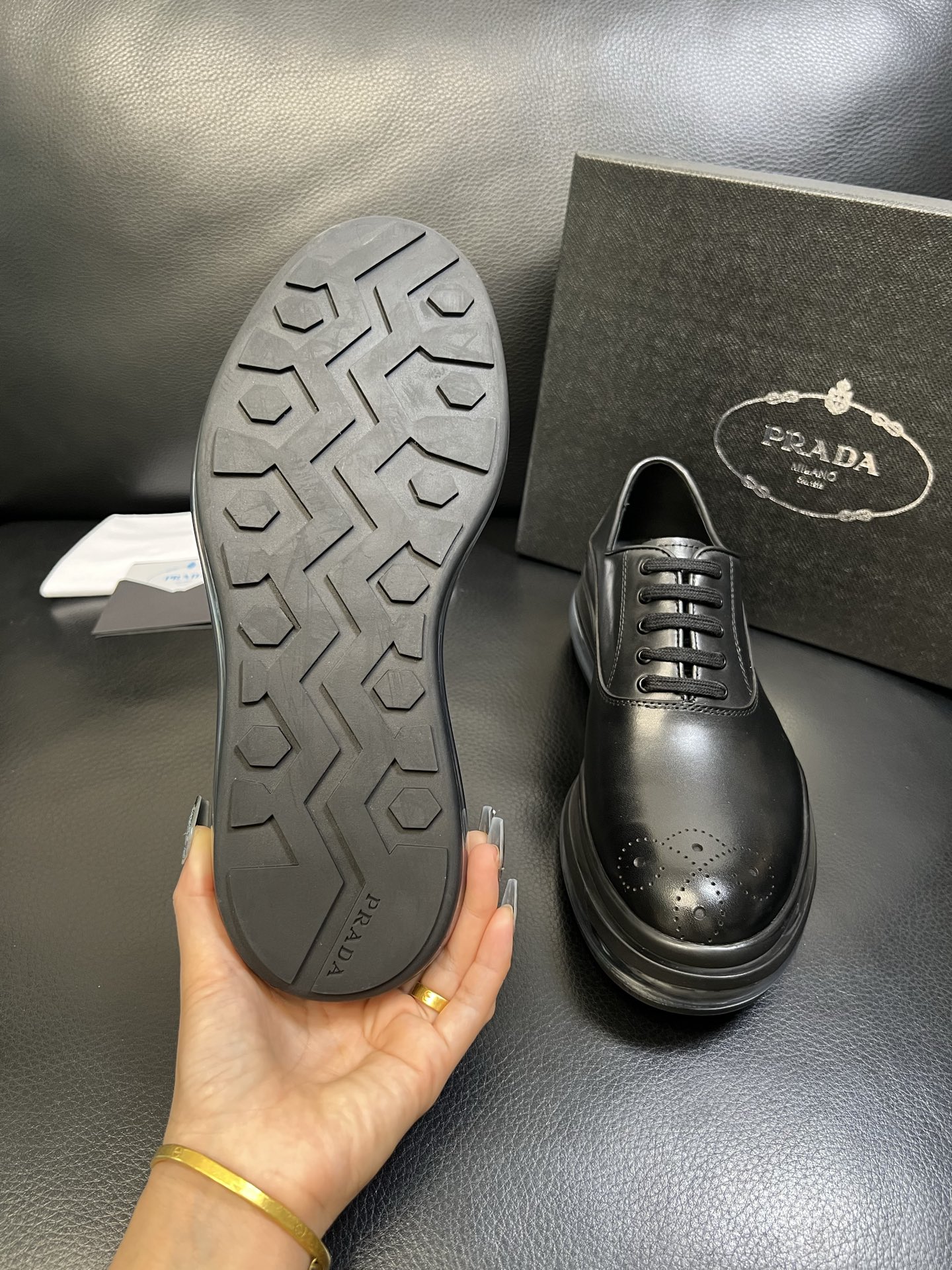 Prada 顶级工艺品，普拉达 专柜同步，原厂配置意大利进口牛皮面料，进口牛皮内里垫，透气舒适，鞋底：原