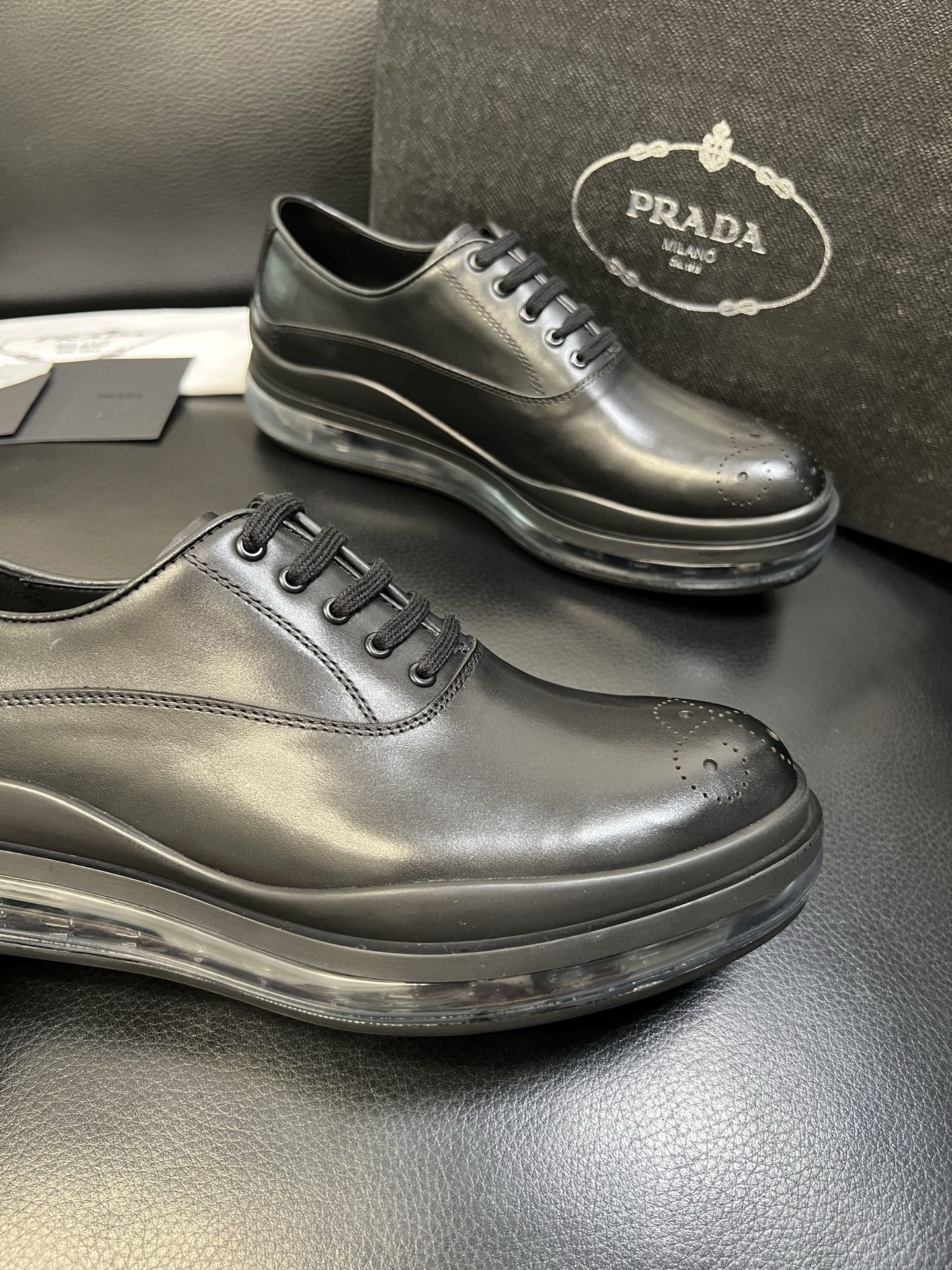 Prada 顶级工艺品，普拉达 专柜同步，原厂配置意大利进口牛皮面料，进口牛皮内里垫，透气舒适，鞋底：原