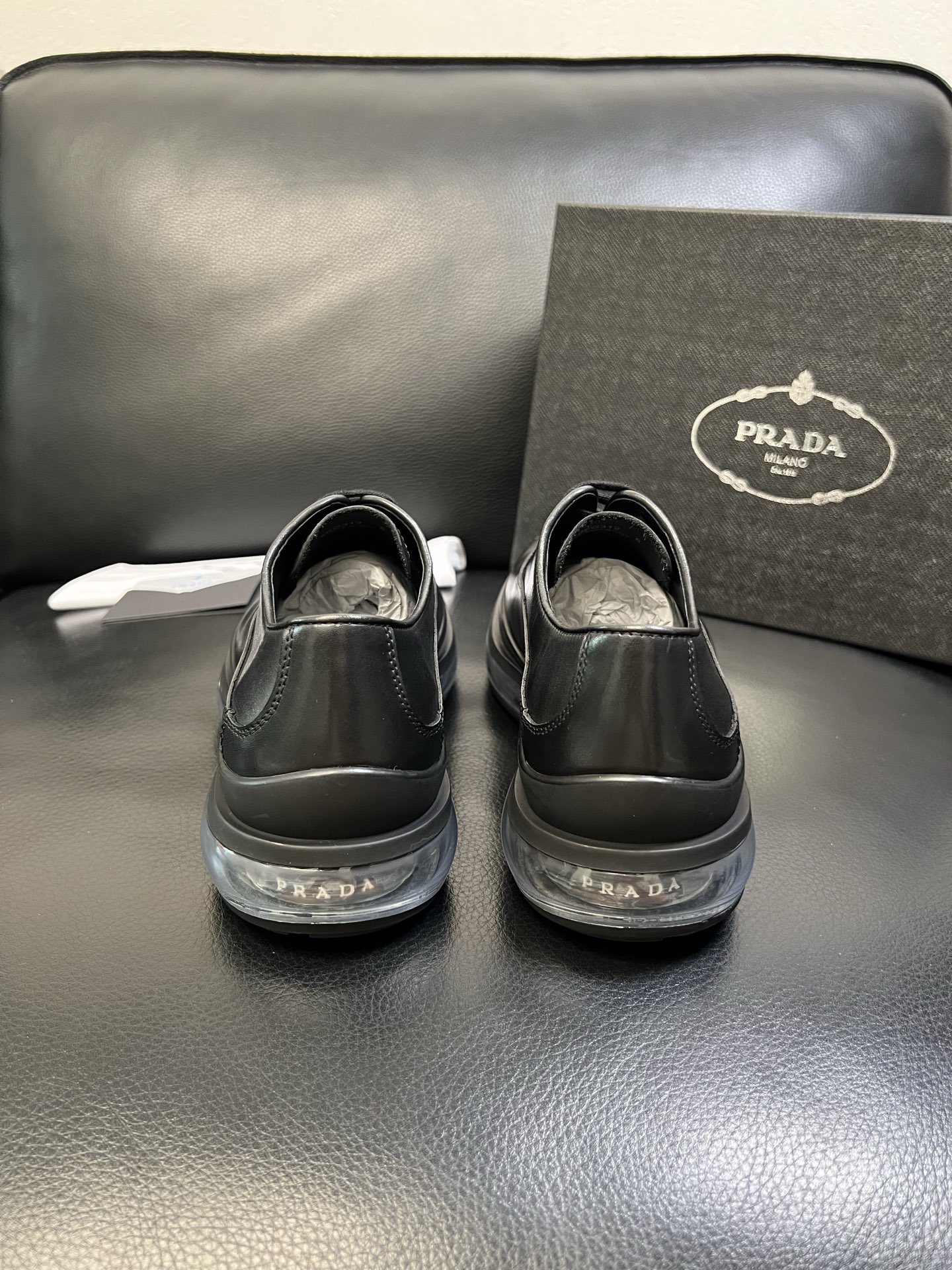 Prada 顶级工艺品，普拉达 专柜同步，原厂配置意大利进口牛皮面料，进口牛皮内里垫，透气舒适，鞋底：原