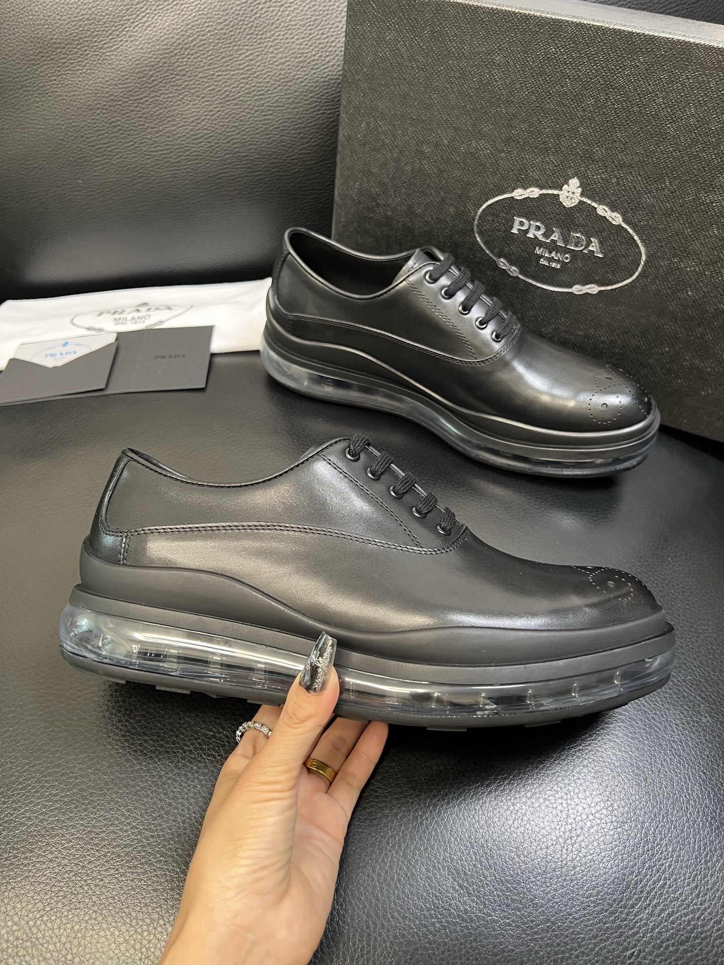 Prada 顶级工艺品，普拉达 专柜同步，原厂配置意大利进口牛皮面料，进口牛皮内里垫，透气舒适，鞋底：原