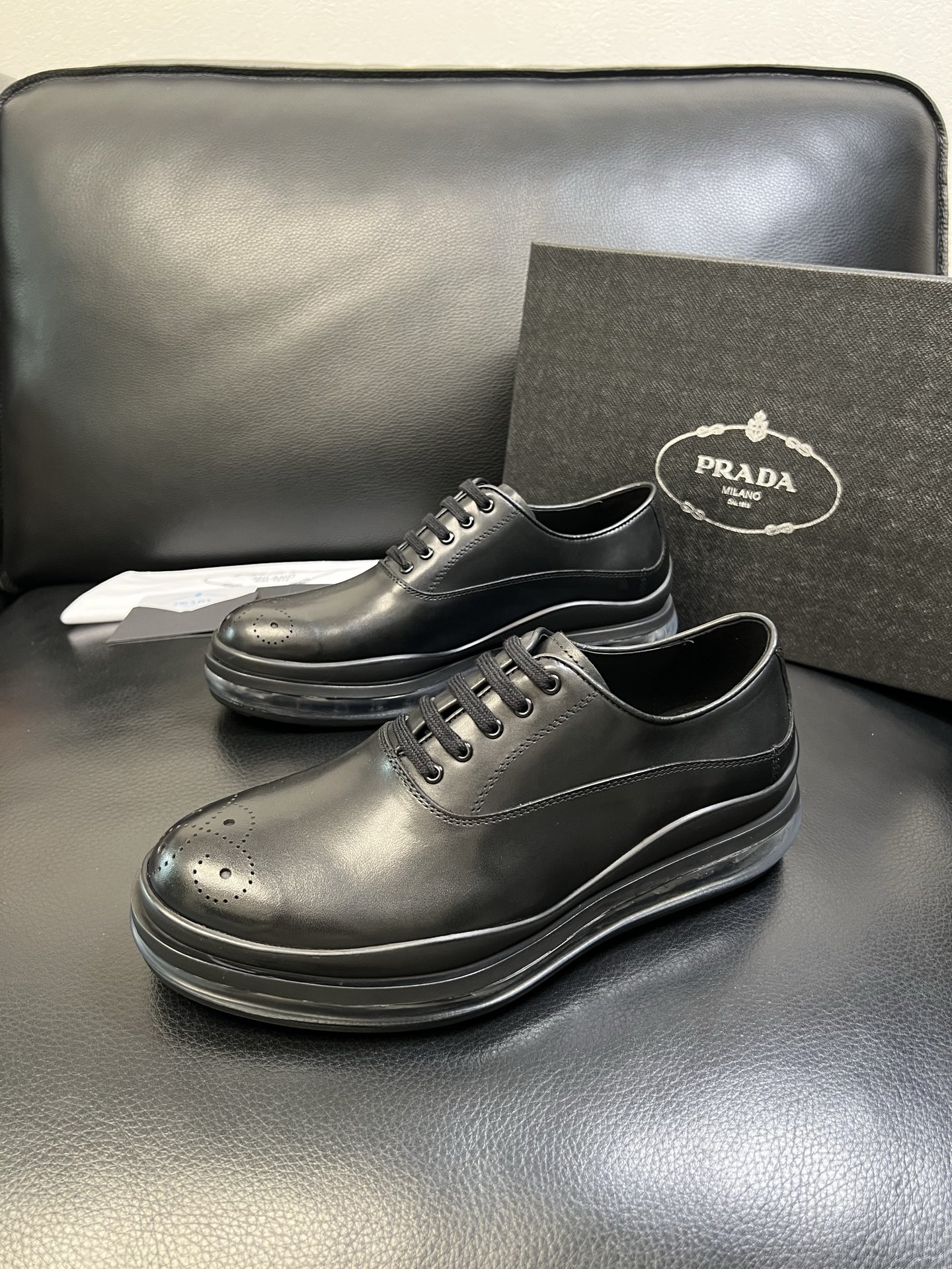 Prada 顶级工艺品，普拉达 专柜同步，原厂配置意大利进口牛皮面料，进口牛皮内里垫，透气舒适，鞋底：原