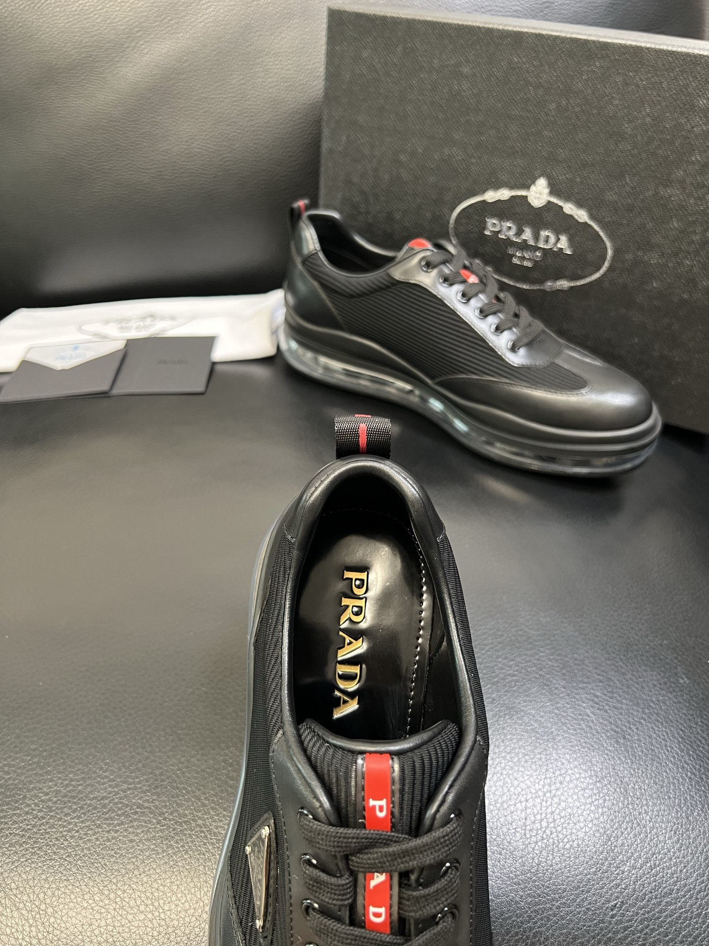 Prada 顶级工艺品，普拉达 专柜同步，原厂配置意大利进口牛皮面料，进口牛皮内里垫，透气舒适，鞋底：原