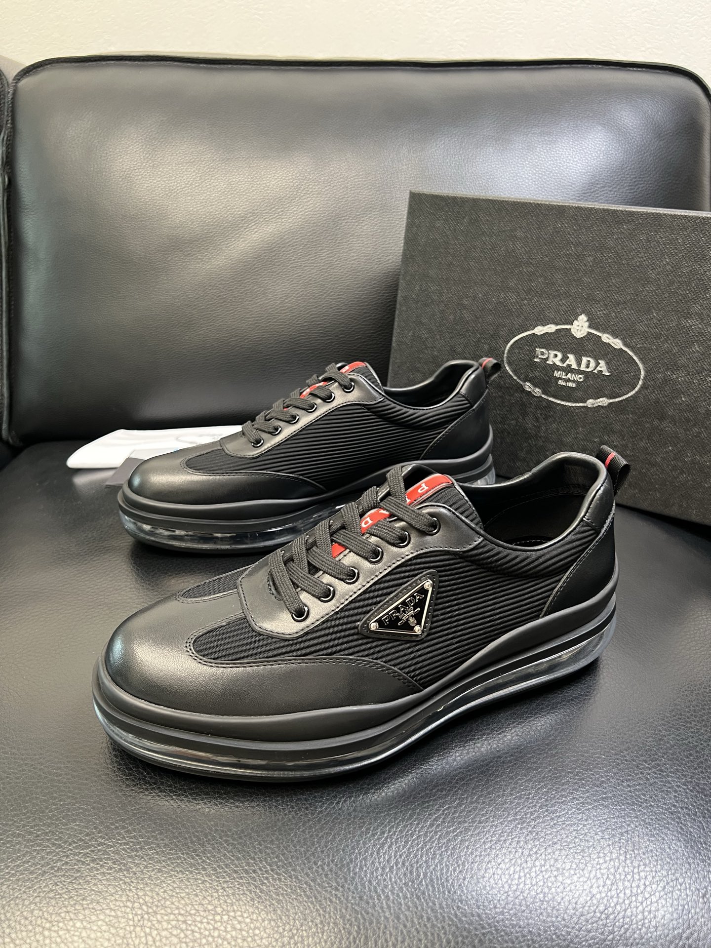 Prada 顶级工艺品，普拉达 专柜同步，原厂配置意大利进口牛皮面料，进口牛皮内里垫，透气舒适，鞋底：原