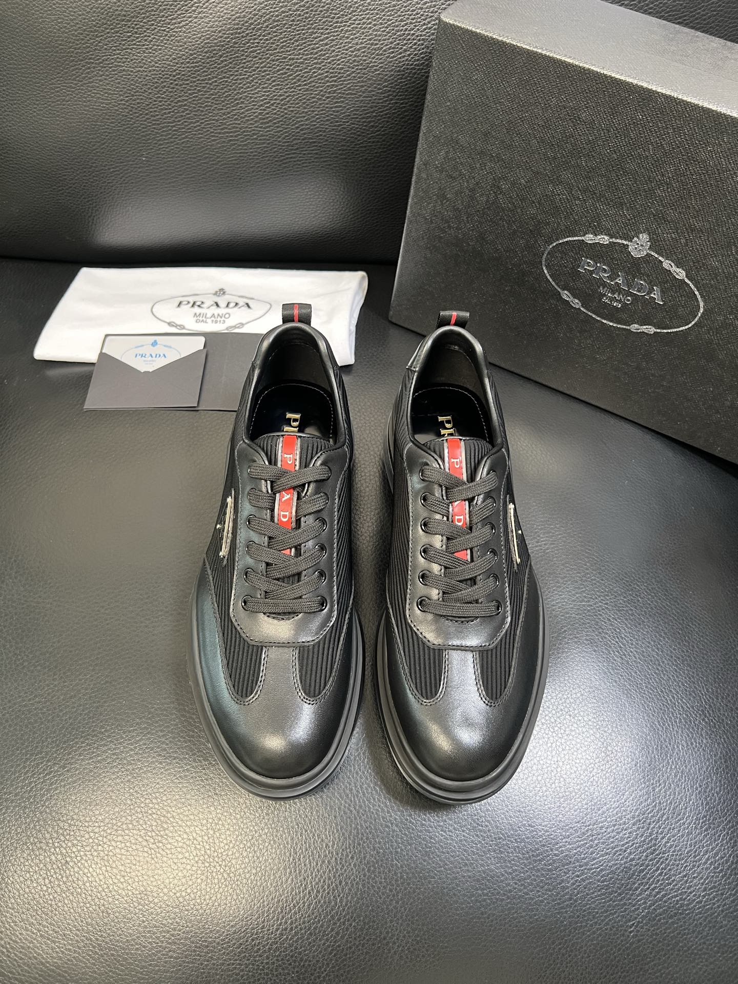 Prada 顶级工艺品，普拉达 专柜同步，原厂配置意大利进口牛皮面料，进口牛皮内里垫，透气舒适，鞋底：原
