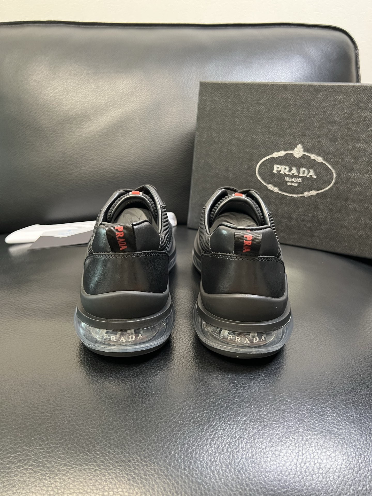 Prada 顶级工艺品，普拉达 专柜同步，原厂配置意大利进口牛皮面料，进口牛皮内里垫，透气舒适，鞋底：原