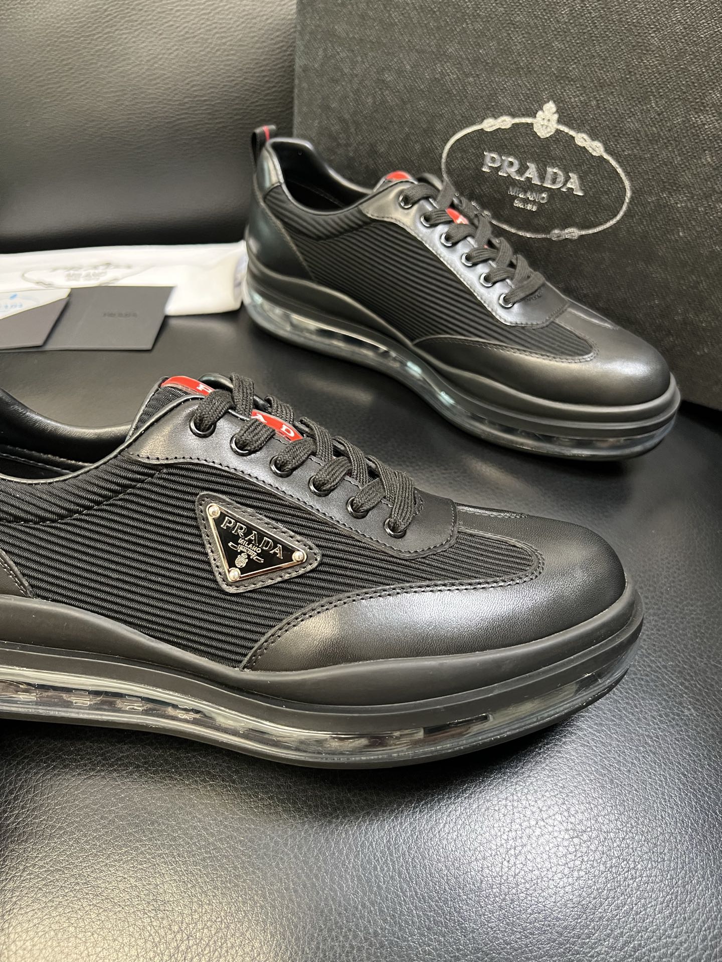 Prada 顶级工艺品，普拉达 专柜同步，原厂配置意大利进口牛皮面料，进口牛皮内里垫，透气舒适，鞋底：原