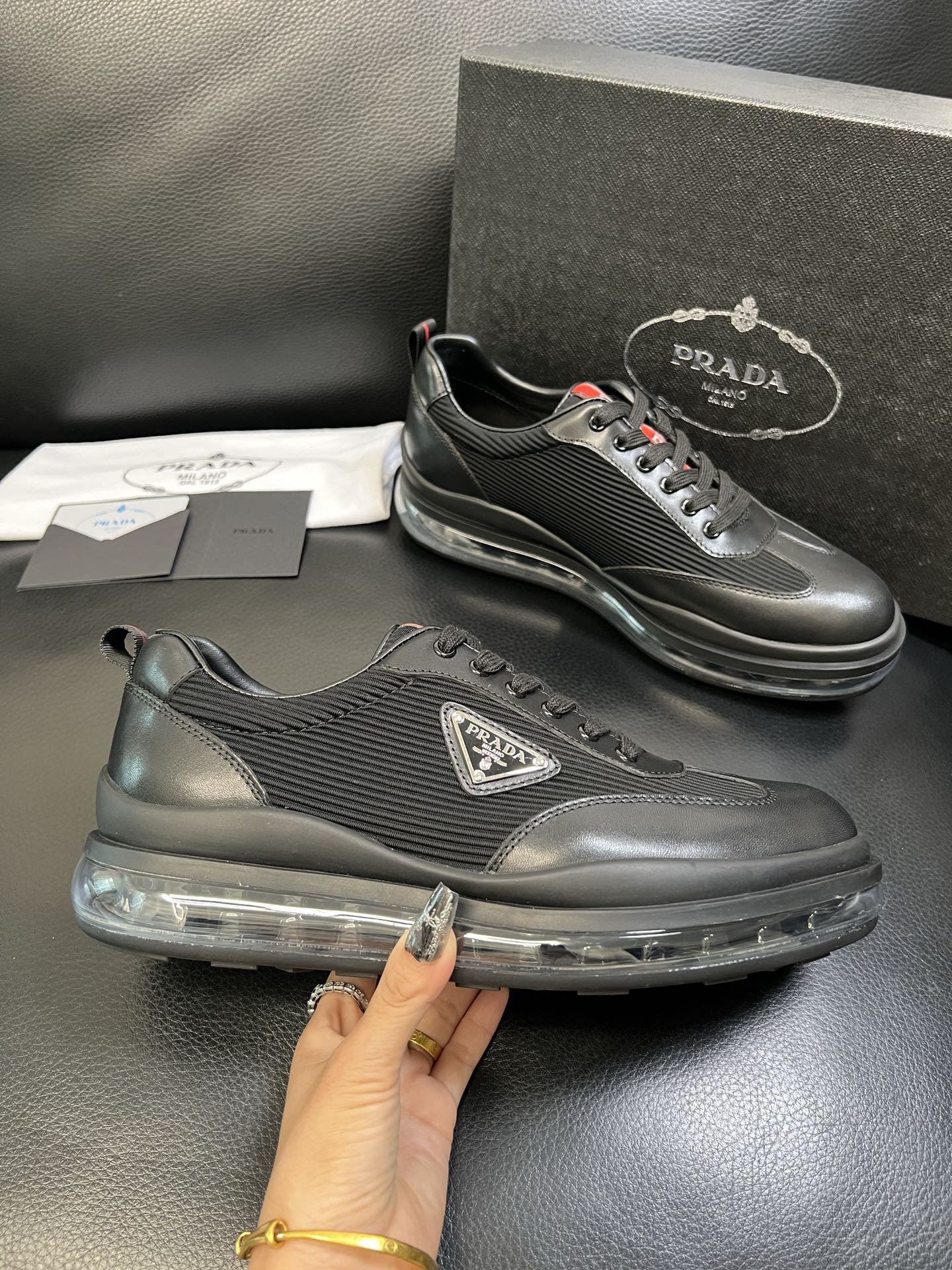 Prada 顶级工艺品，普拉达 专柜同步，原厂配置意大利进口牛皮面料，进口牛皮内里垫，透气舒适，鞋底：原