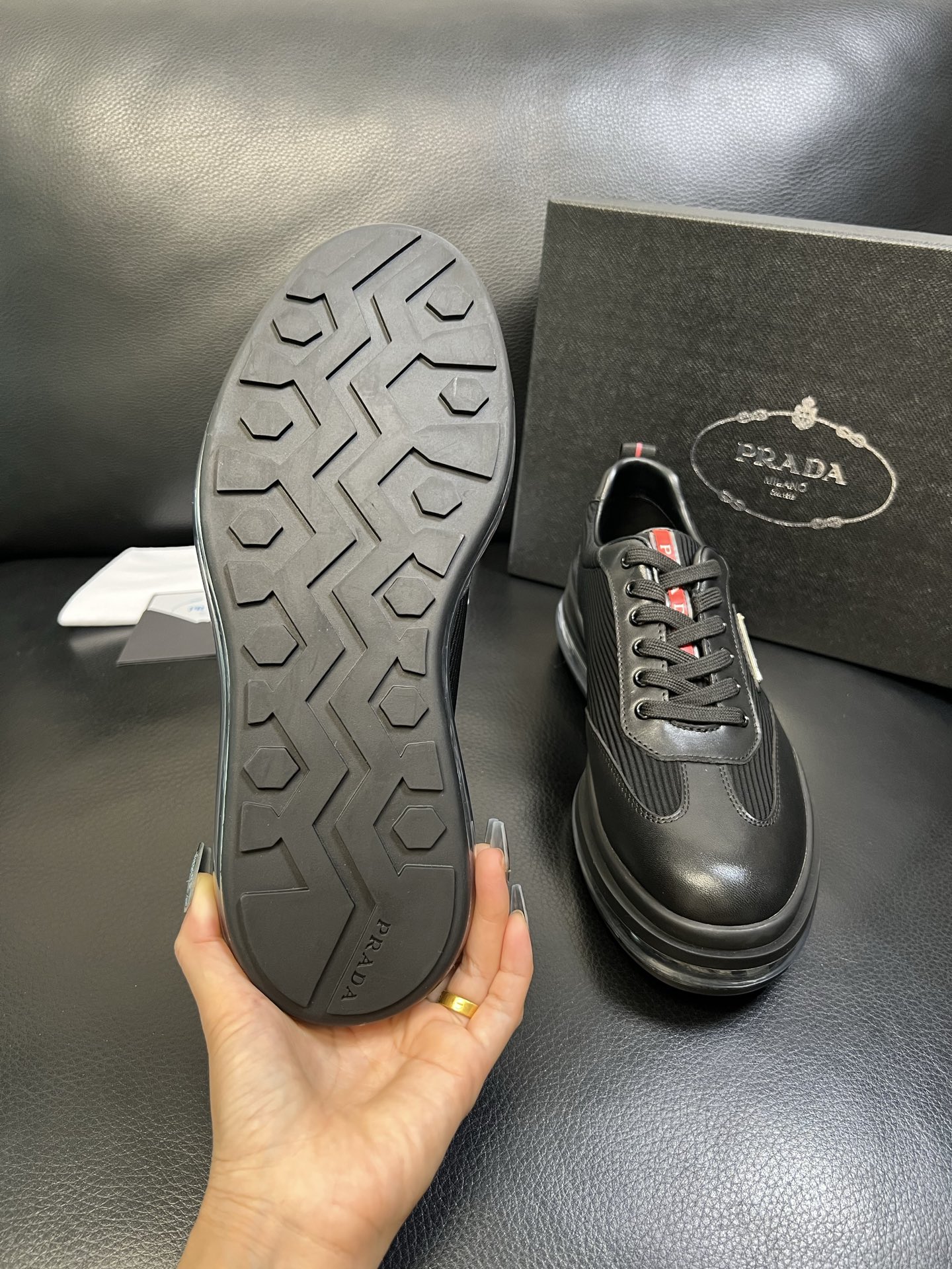 Prada 顶级工艺品，普拉达 专柜同步，原厂配置意大利进口牛皮面料，进口牛皮内里垫，透气舒适，鞋底：原