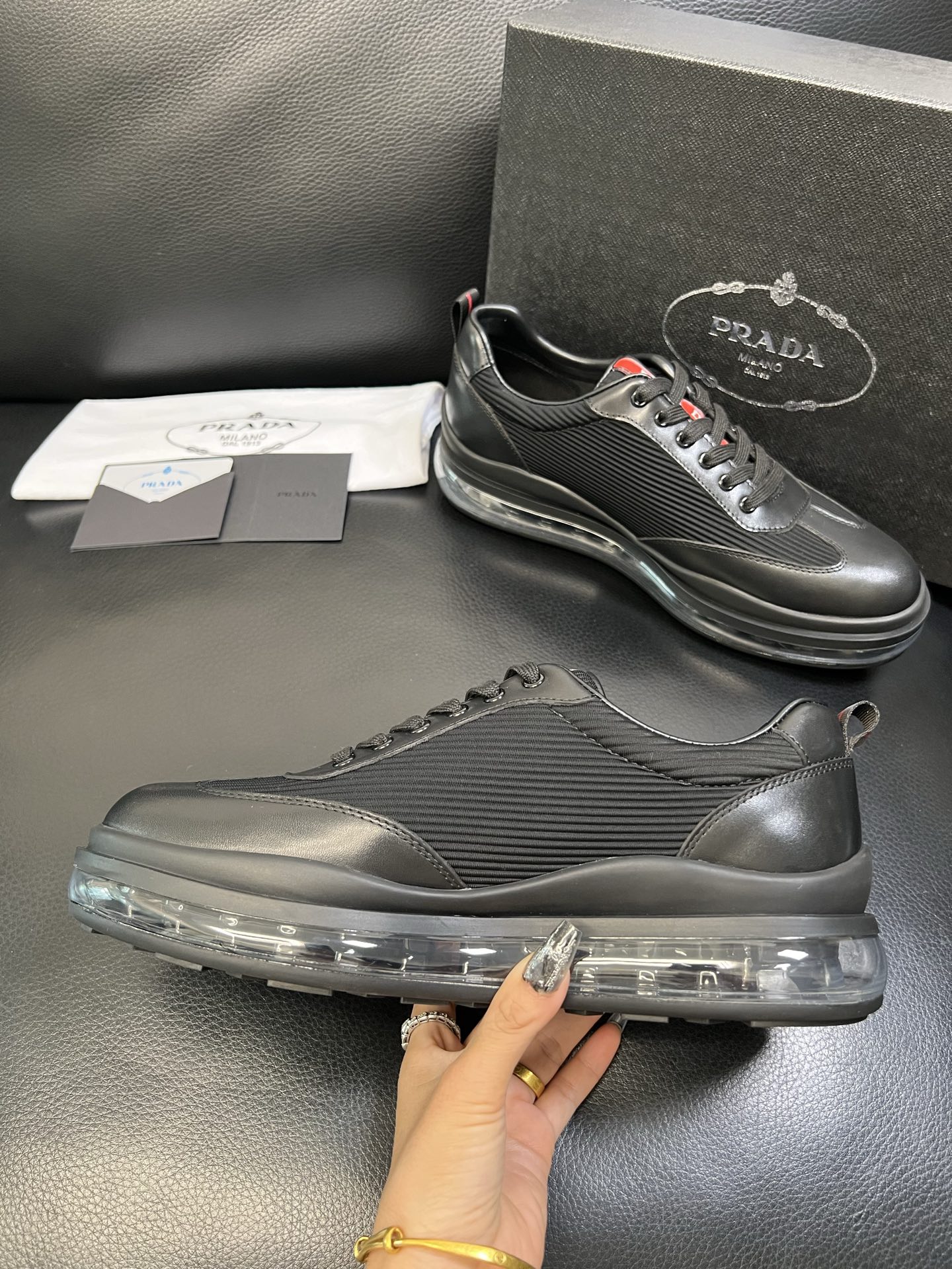 Prada 顶级工艺品，普拉达 专柜同步，原厂配置意大利进口牛皮面料，进口牛皮内里垫，透气舒适，鞋底：原