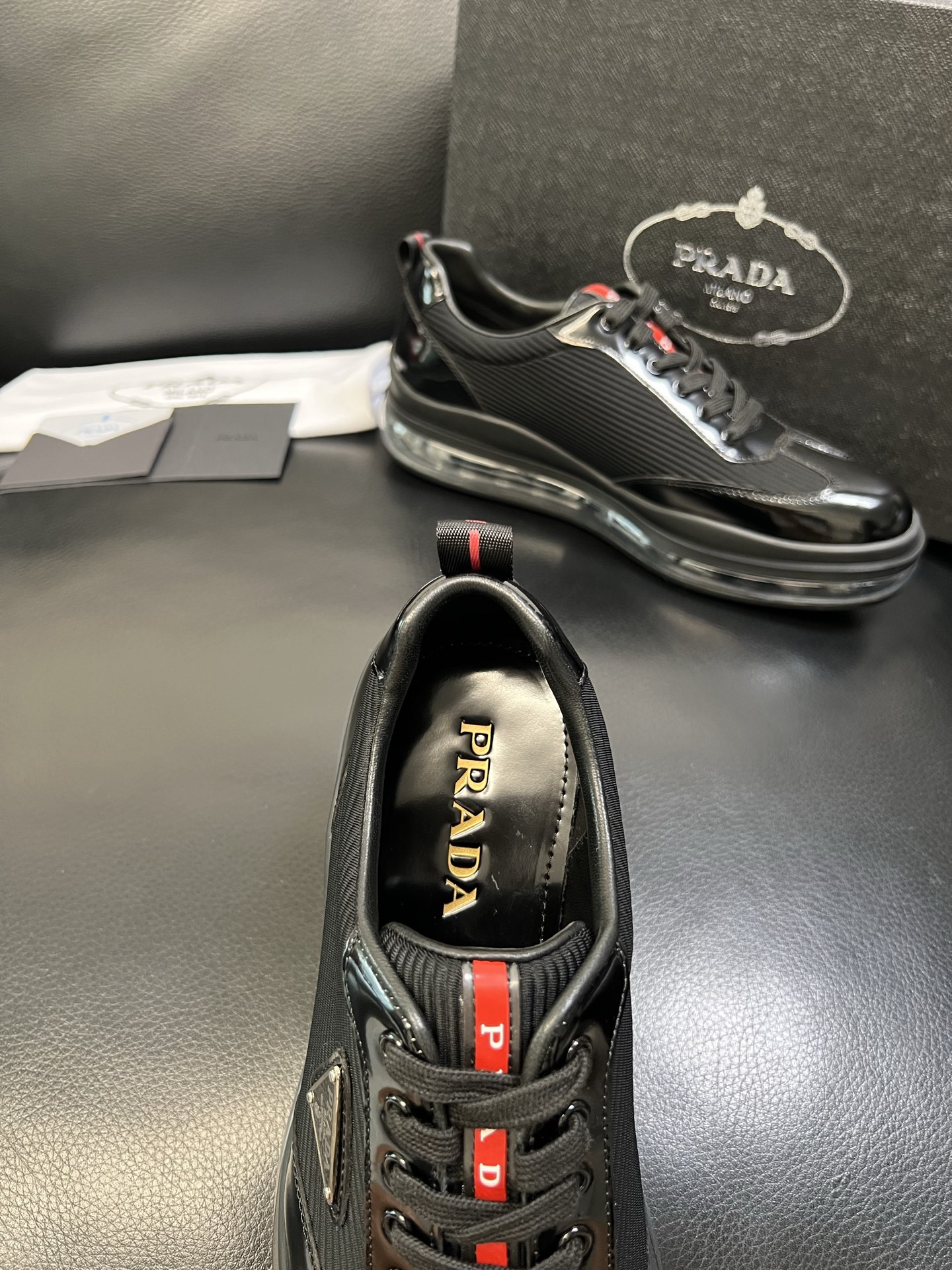 Prada 顶级工艺品，普拉达 专柜同步，原厂配置意大利进口牛皮面料，进口牛皮内里垫，透气舒适，鞋底：原