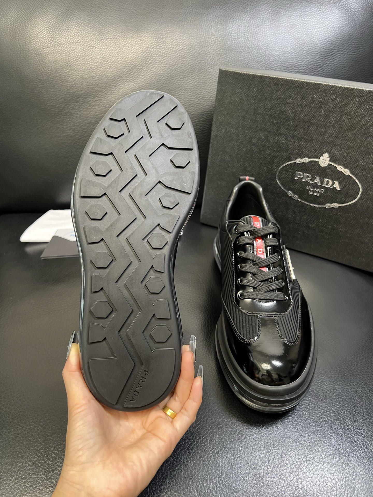 Prada 顶级工艺品，普拉达 专柜同步，原厂配置意大利进口牛皮面料，进口牛皮内里垫，透气舒适，鞋底：原