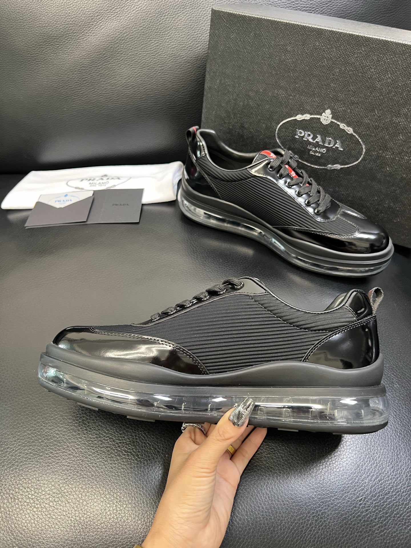 Prada 顶级工艺品，普拉达 专柜同步，原厂配置意大利进口牛皮面料，进口牛皮内里垫，透气舒适，鞋底：原