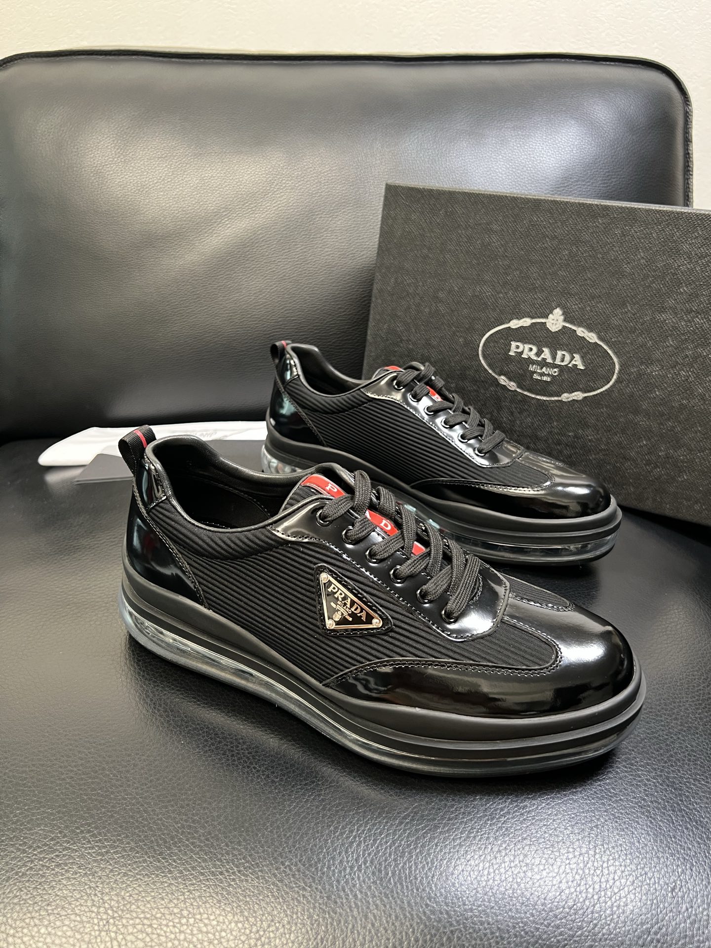 Prada 顶级工艺品，普拉达 专柜同步，原厂配置意大利进口牛皮面料，进口牛皮内里垫，透气舒适，鞋底：原