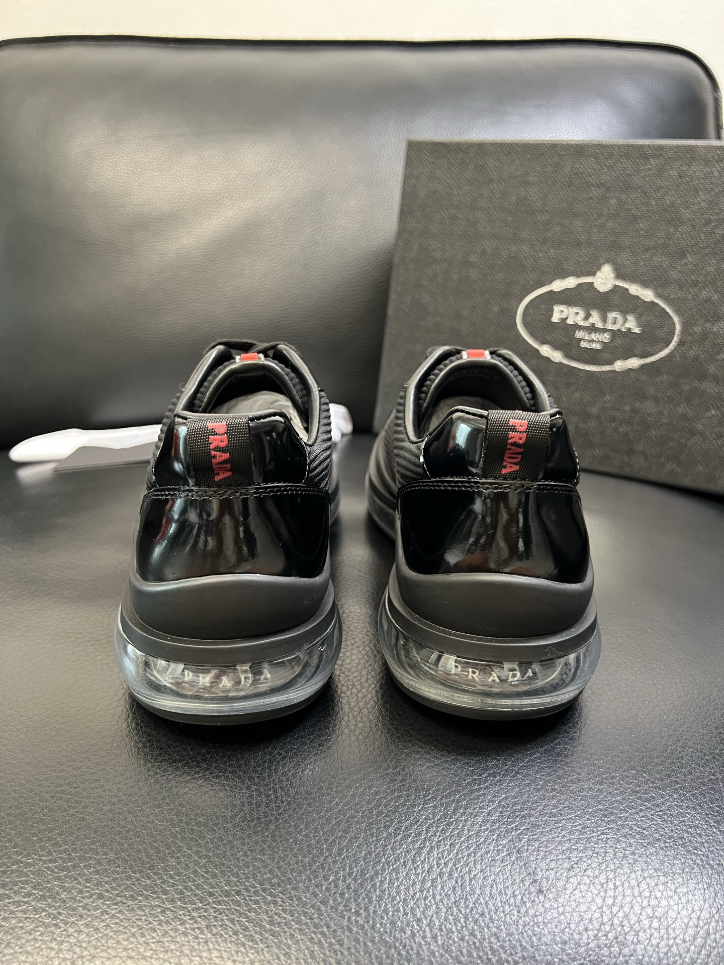 Prada 顶级工艺品，普拉达 专柜同步，原厂配置意大利进口牛皮面料，进口牛皮内里垫，透气舒适，鞋底：原