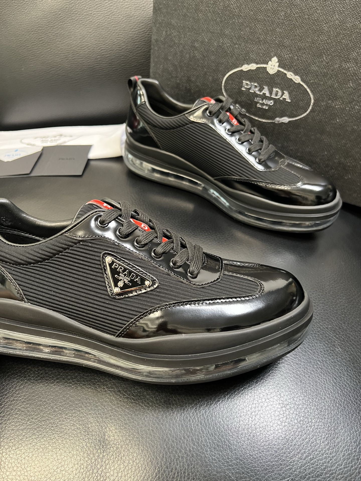 Prada 顶级工艺品，普拉达 专柜同步，原厂配置意大利进口牛皮面料，进口牛皮内里垫，透气舒适，鞋底：原