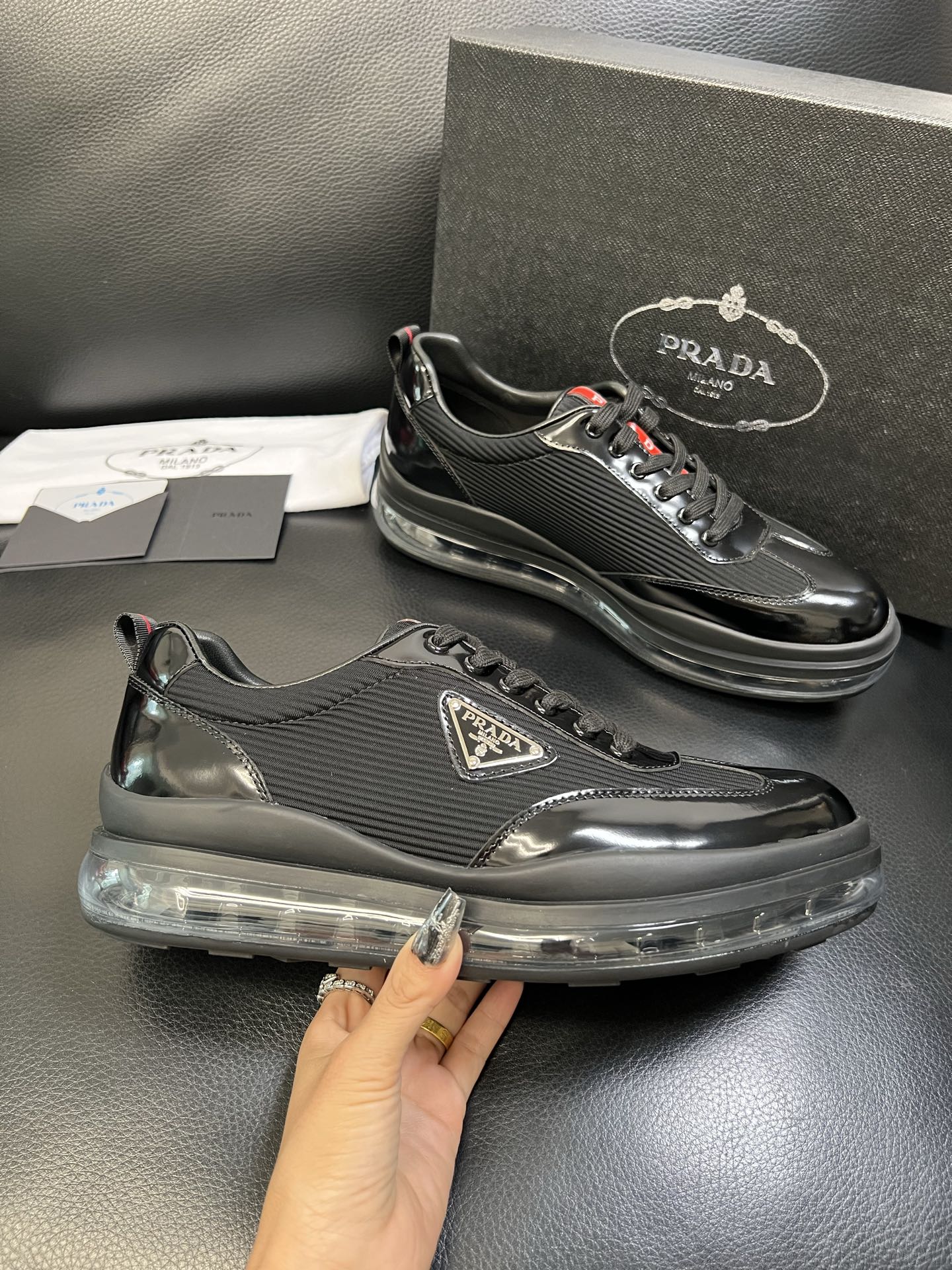 Prada 顶级工艺品，普拉达 专柜同步，原厂配置意大利进口牛皮面料，进口牛皮内里垫，透气舒适，鞋底：原