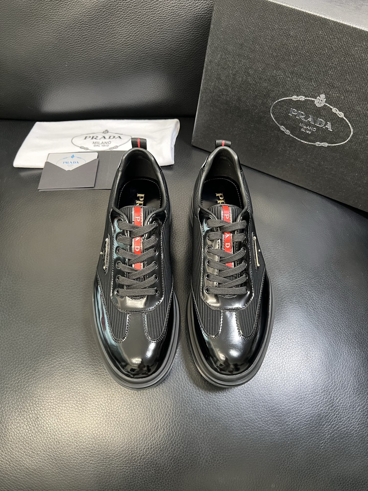 Prada 顶级工艺品，普拉达 专柜同步，原厂配置意大利进口牛皮面料，进口牛皮内里垫，透气舒适，鞋底：原
