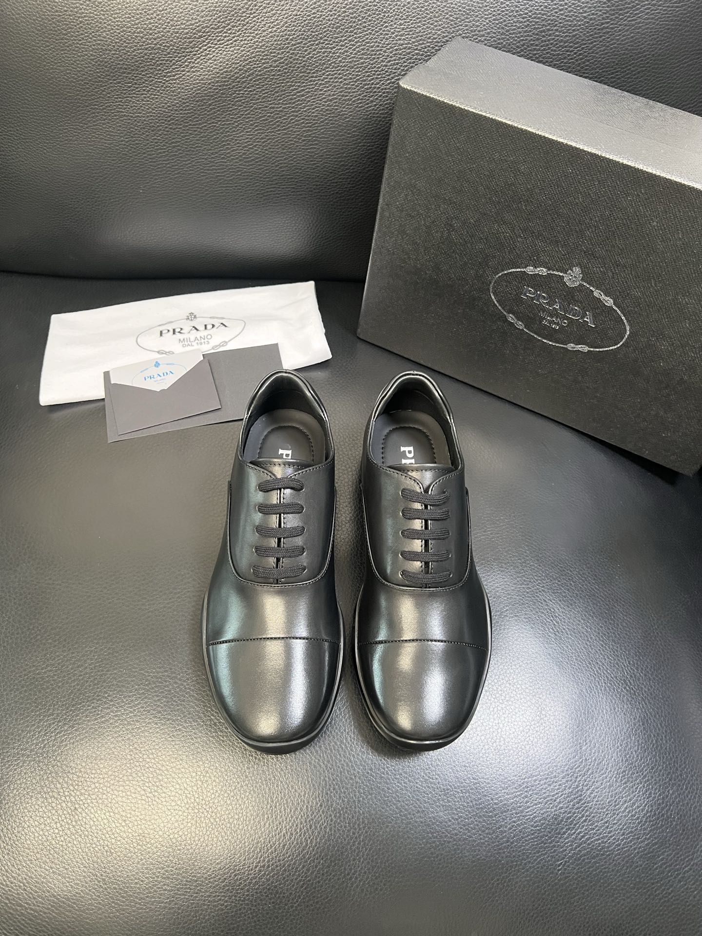 Prada 顶级工艺品，普拉达 专柜同步，原厂配置意大利进口牛皮面料，进口牛皮内里垫，透气舒适，鞋底：原