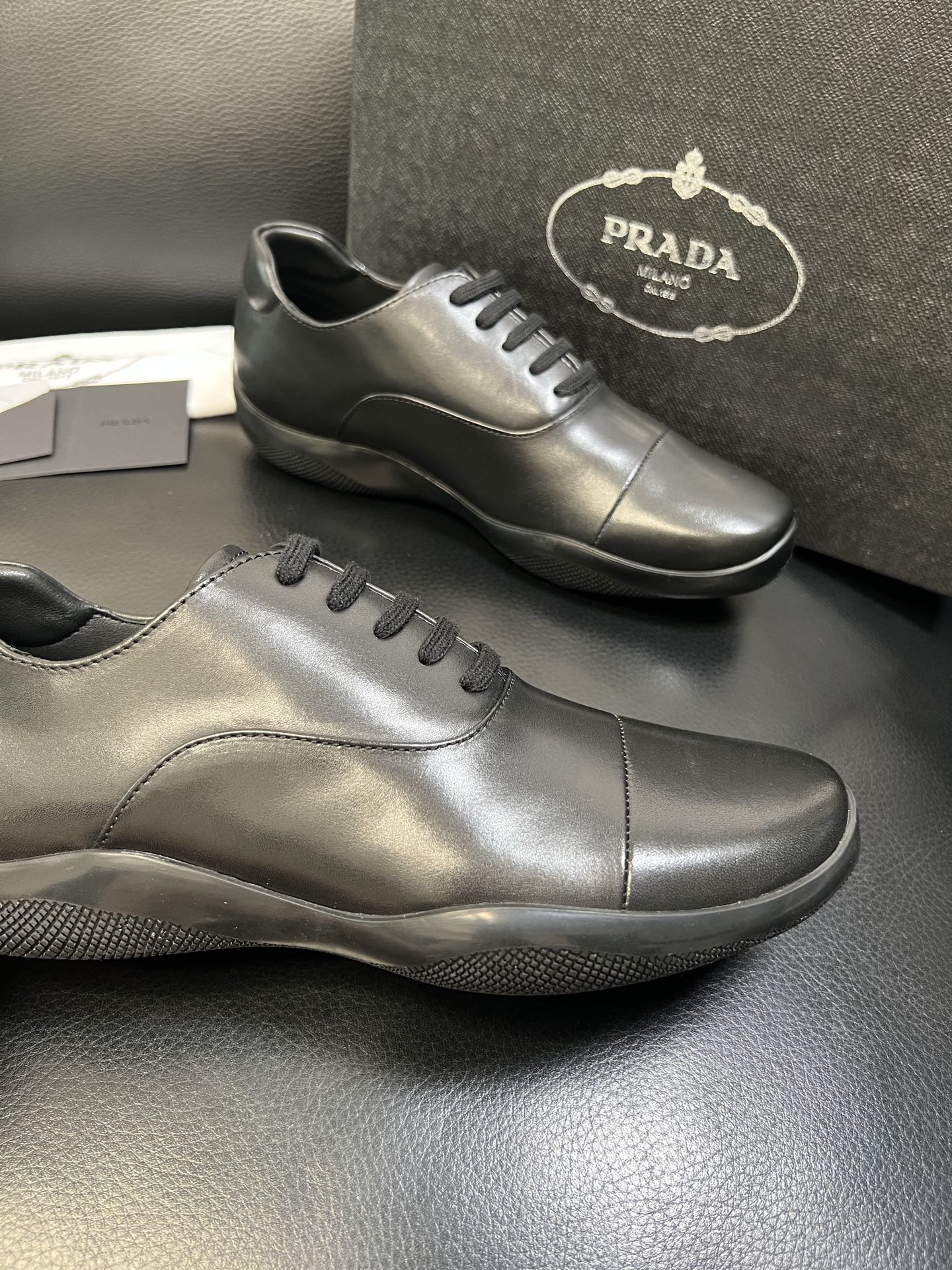 Prada 顶级工艺品，普拉达 专柜同步，原厂配置意大利进口牛皮面料，进口牛皮内里垫，透气舒适，鞋底：原