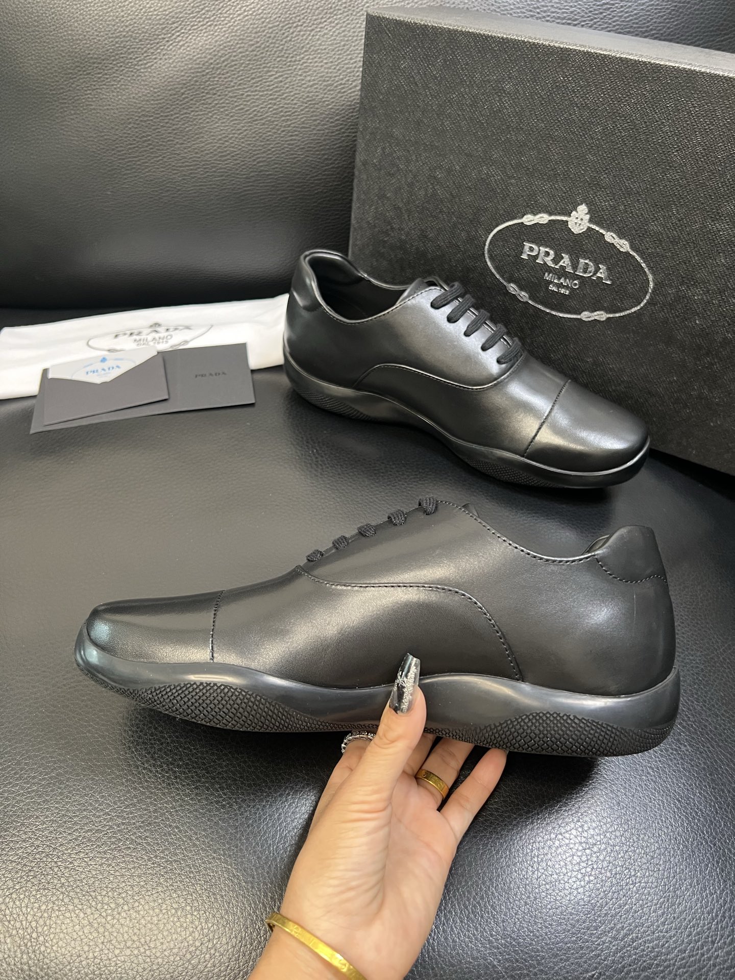 Prada 顶级工艺品，普拉达 专柜同步，原厂配置意大利进口牛皮面料，进口牛皮内里垫，透气舒适，鞋底：原