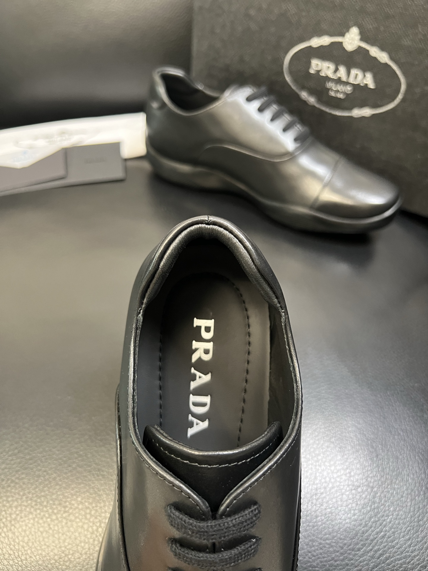 Prada 顶级工艺品，普拉达 专柜同步，原厂配置意大利进口牛皮面料，进口牛皮内里垫，透气舒适，鞋底：原