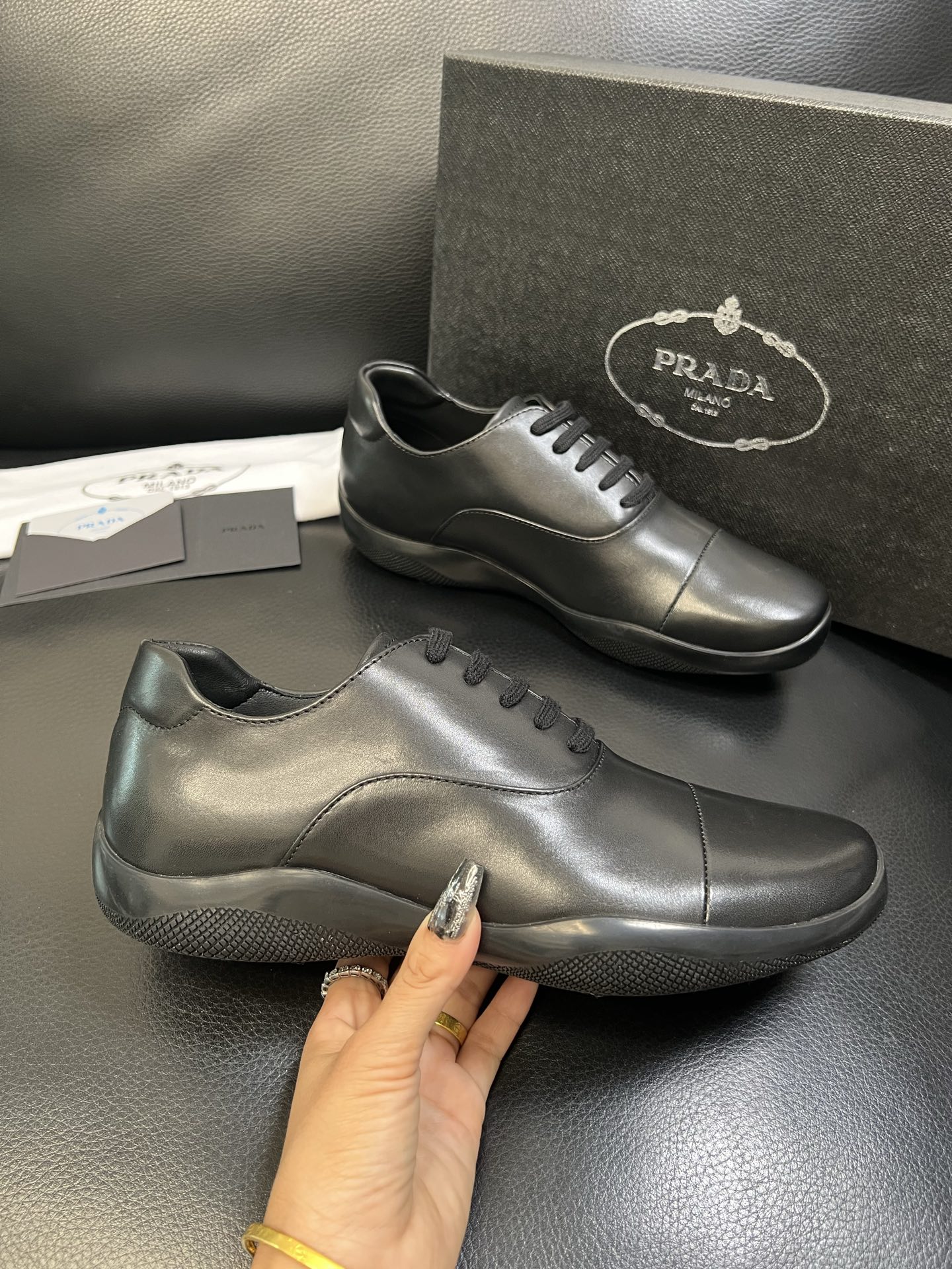 Prada 顶级工艺品，普拉达 专柜同步，原厂配置意大利进口牛皮面料，进口牛皮内里垫，透气舒适，鞋底：原