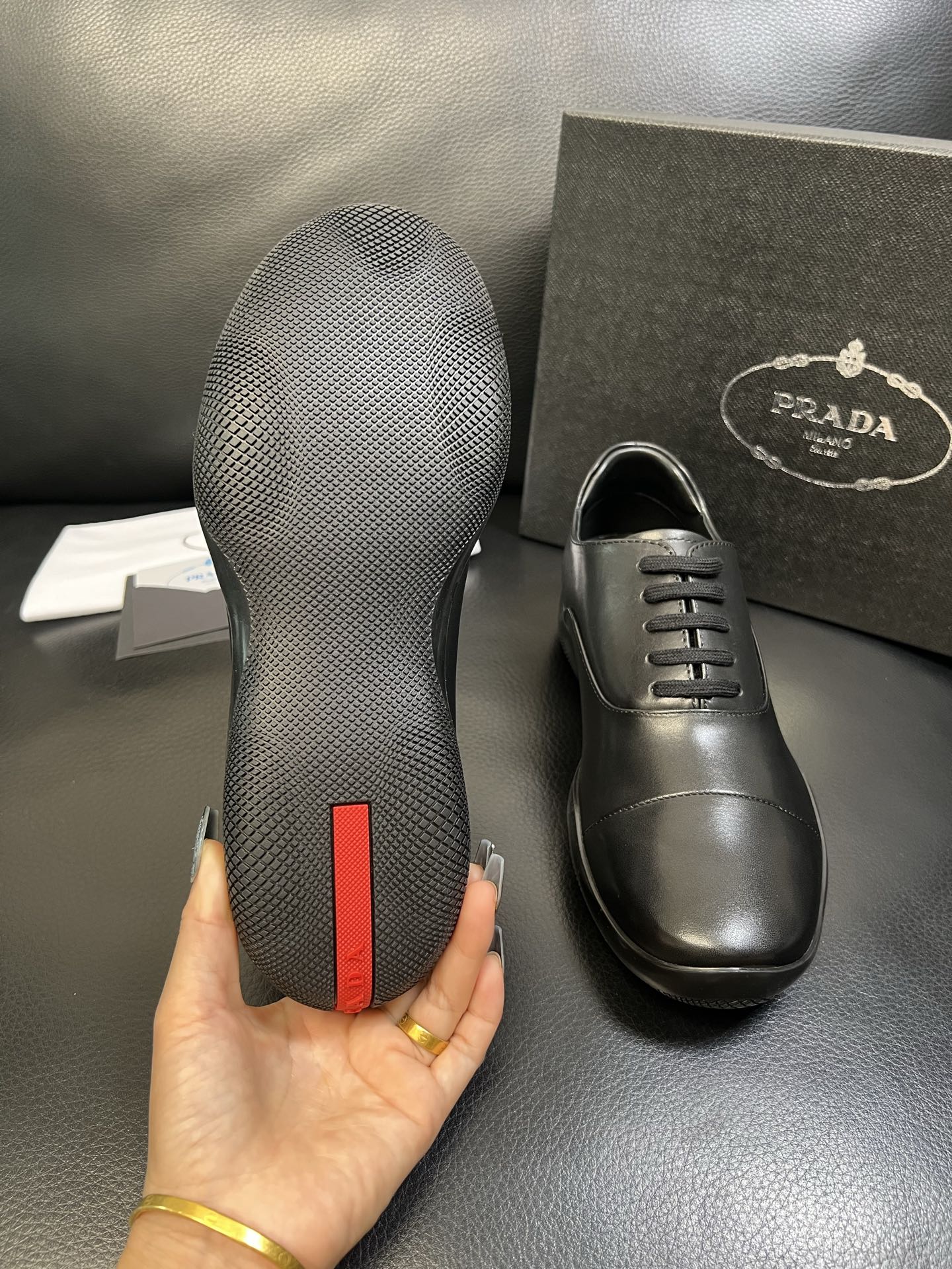 Prada 顶级工艺品，普拉达 专柜同步，原厂配置意大利进口牛皮面料，进口牛皮内里垫，透气舒适，鞋底：原