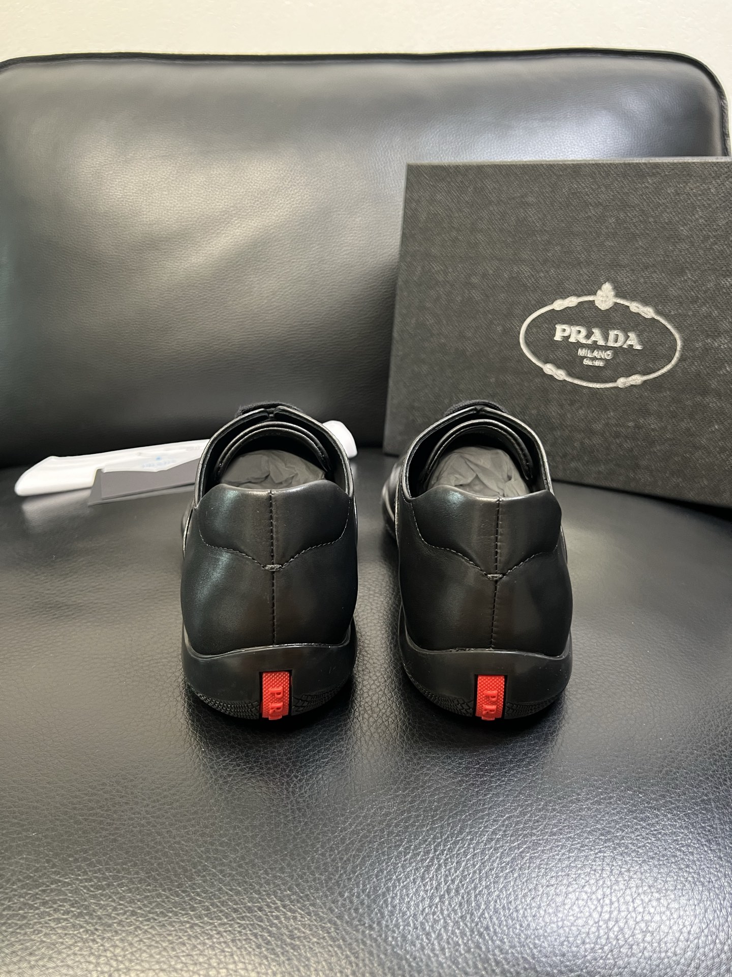 Prada 顶级工艺品，普拉达 专柜同步，原厂配置意大利进口牛皮面料，进口牛皮内里垫，透气舒适，鞋底：原