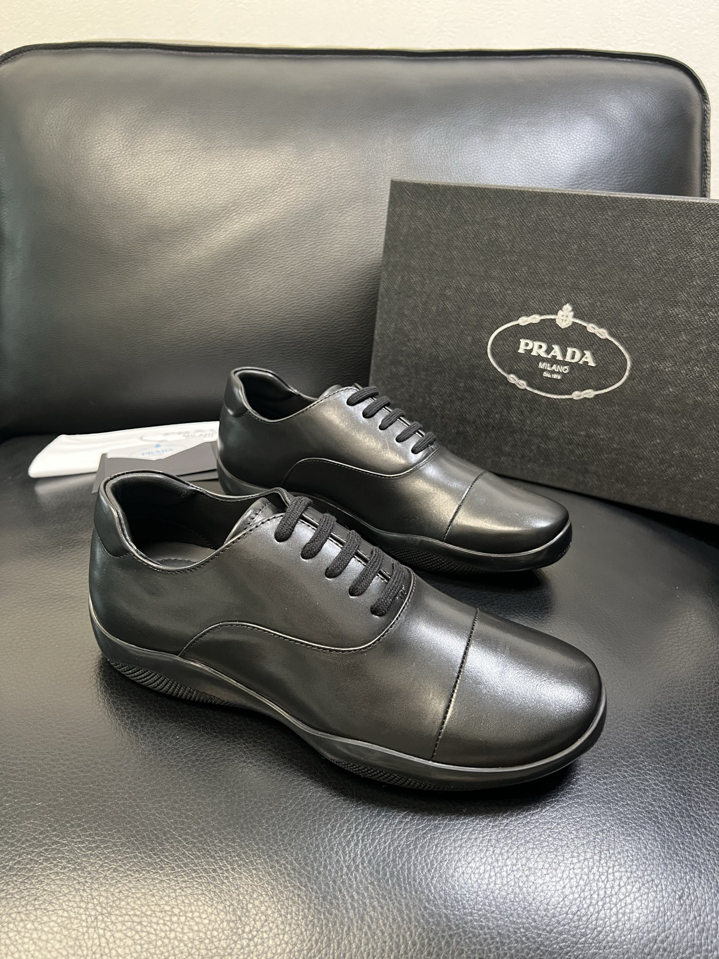 Prada 顶级工艺品，普拉达 专柜同步，原厂配置意大利进口牛皮面料，进口牛皮内里垫，透气舒适，鞋底：原