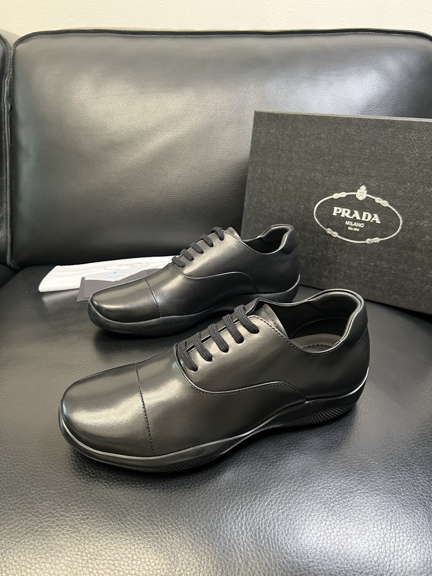 Prada 顶级工艺品，普拉达 专柜同步，原厂配置意大利进口牛皮面料，进口牛皮内里垫，透气舒适，鞋底：原