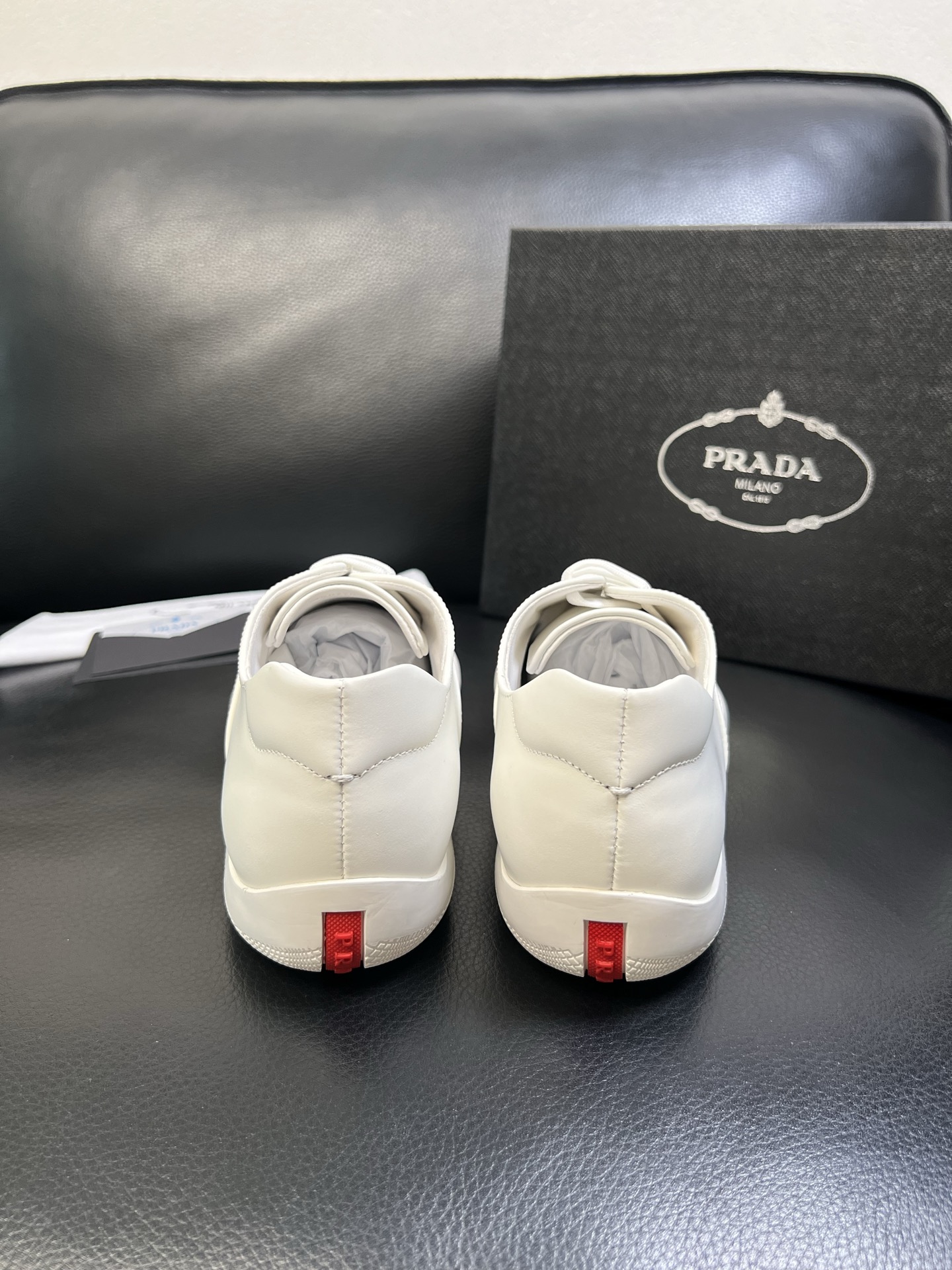 Prada 顶级工艺品，普拉达 专柜同步，原厂配置意大利进口牛皮面料，进口牛皮内里垫，透气舒适，鞋底：原