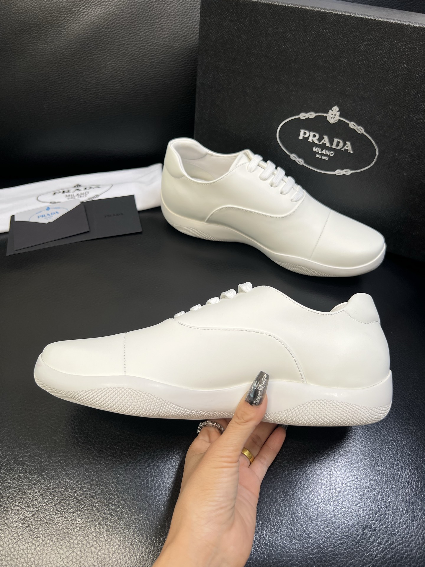 Prada 顶级工艺品，普拉达 专柜同步，原厂配置意大利进口牛皮面料，进口牛皮内里垫，透气舒适，鞋底：原