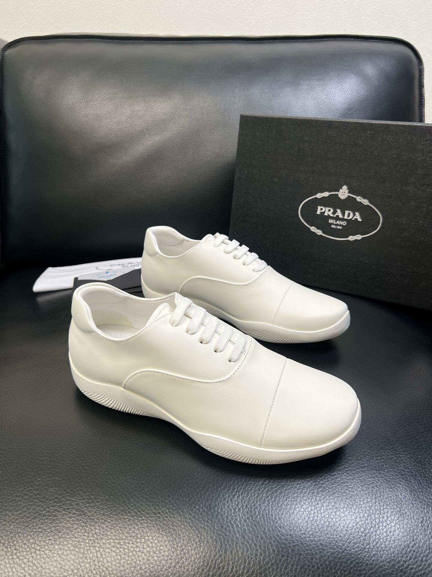 Prada 顶级工艺品，普拉达 专柜同步，原厂配置意大利进口牛皮面料，进口牛皮内里垫，透气舒适，鞋底：原