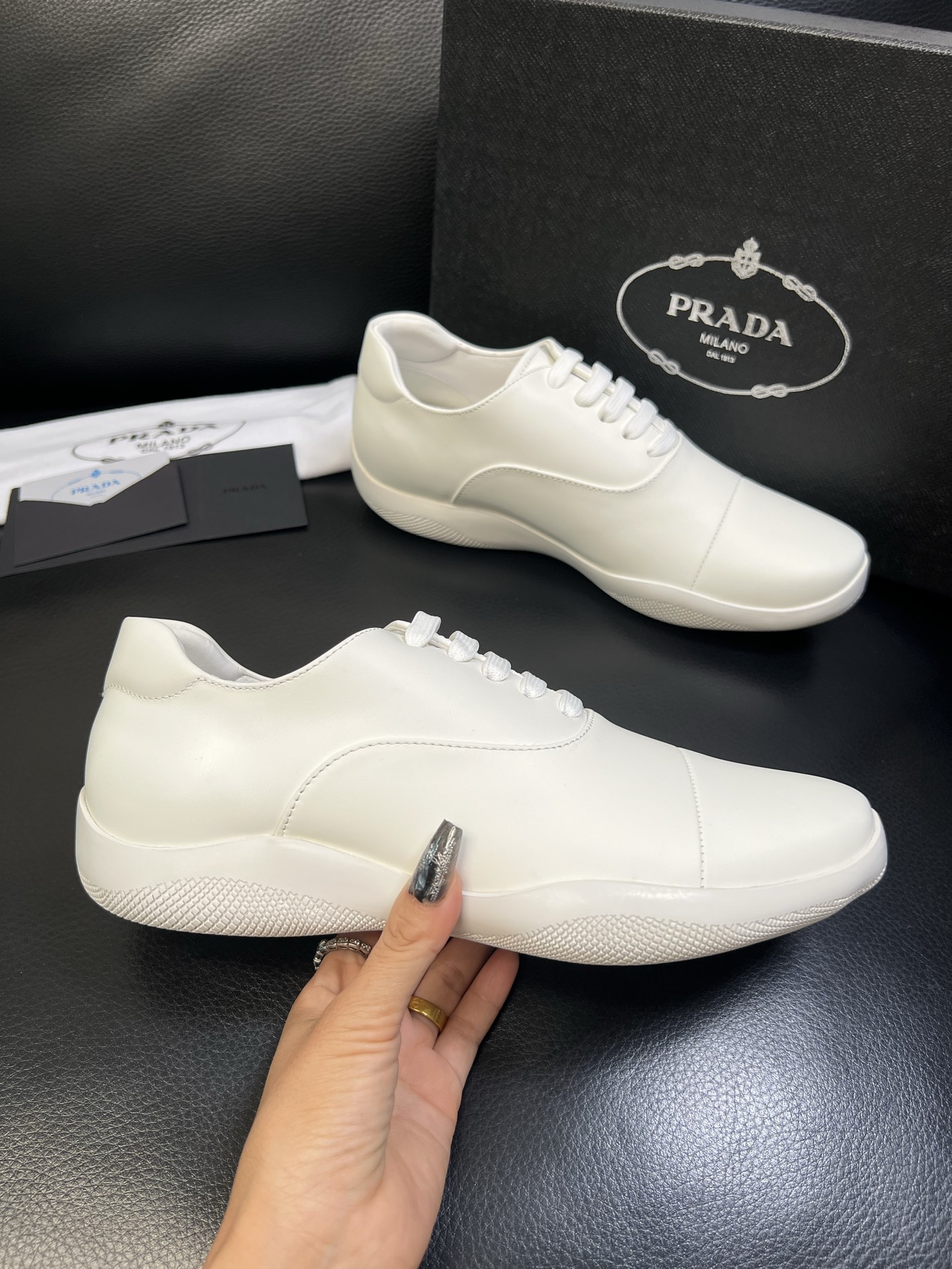 Prada 顶级工艺品，普拉达 专柜同步，原厂配置意大利进口牛皮面料，进口牛皮内里垫，透气舒适，鞋底：原