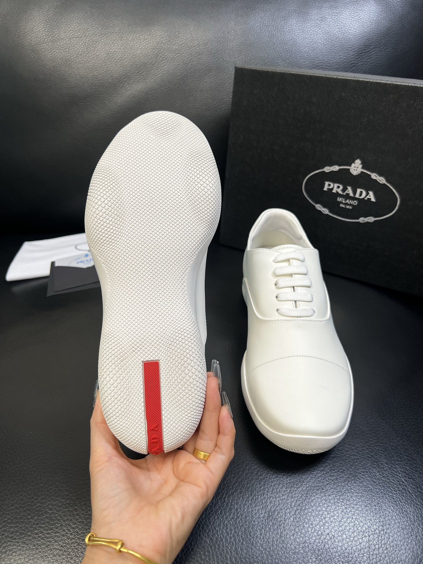 Prada 顶级工艺品，普拉达 专柜同步，原厂配置意大利进口牛皮面料，进口牛皮内里垫，透气舒适，鞋底：原