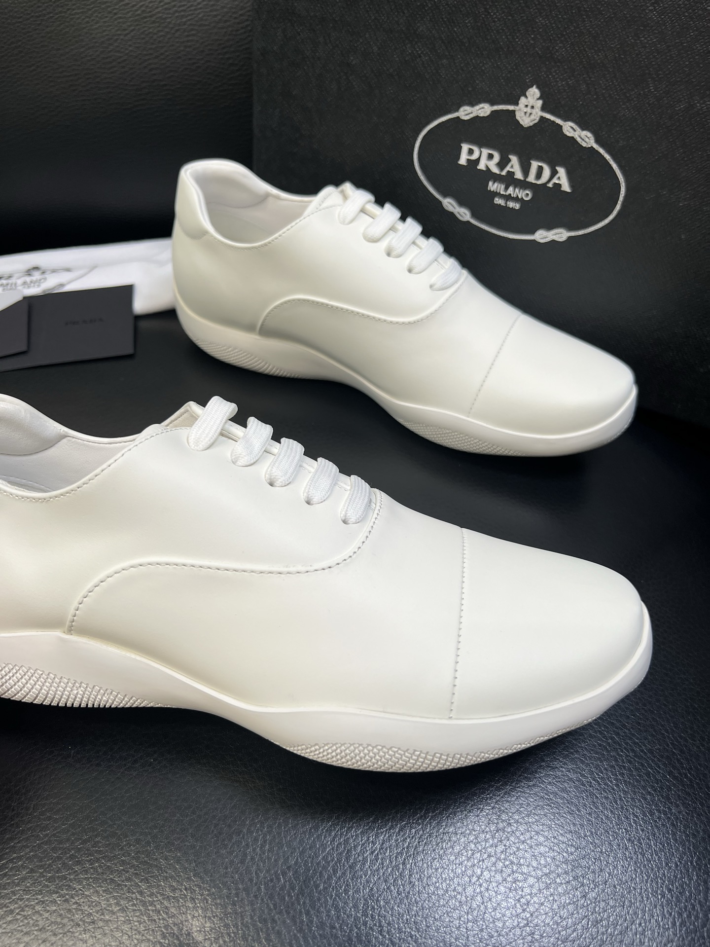 Prada 顶级工艺品，普拉达 专柜同步，原厂配置意大利进口牛皮面料，进口牛皮内里垫，透气舒适，鞋底：原
