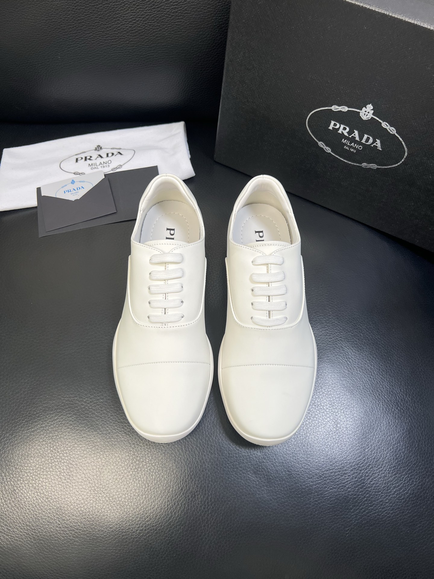 Prada 顶级工艺品，普拉达 专柜同步，原厂配置意大利进口牛皮面料，进口牛皮内里垫，透气舒适，鞋底：原