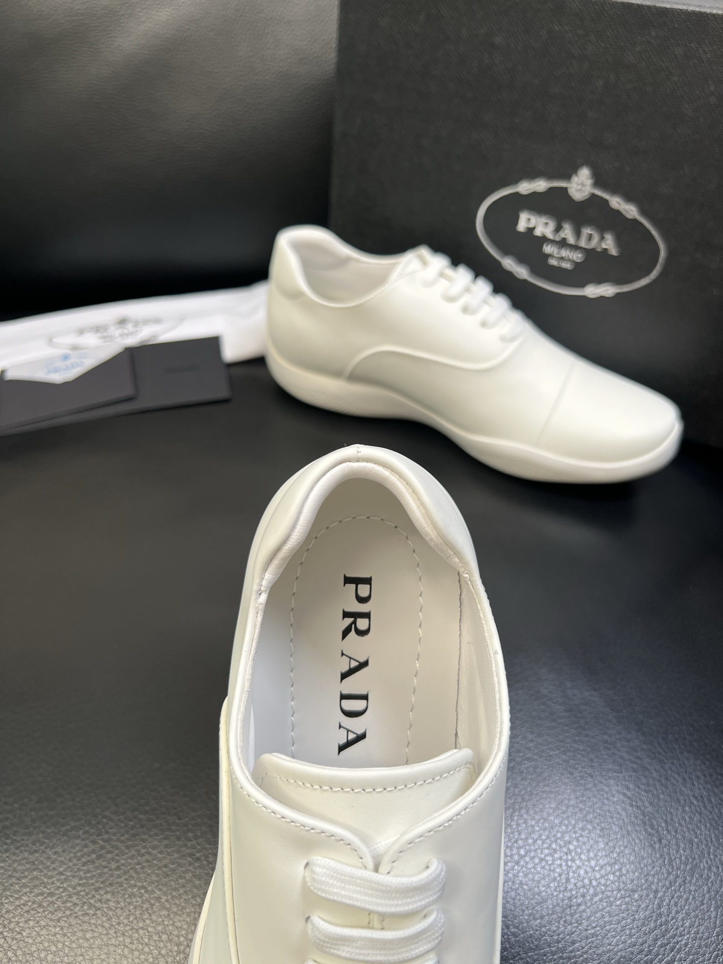 Prada 顶级工艺品，普拉达 专柜同步，原厂配置意大利进口牛皮面料，进口牛皮内里垫，透气舒适，鞋底：原