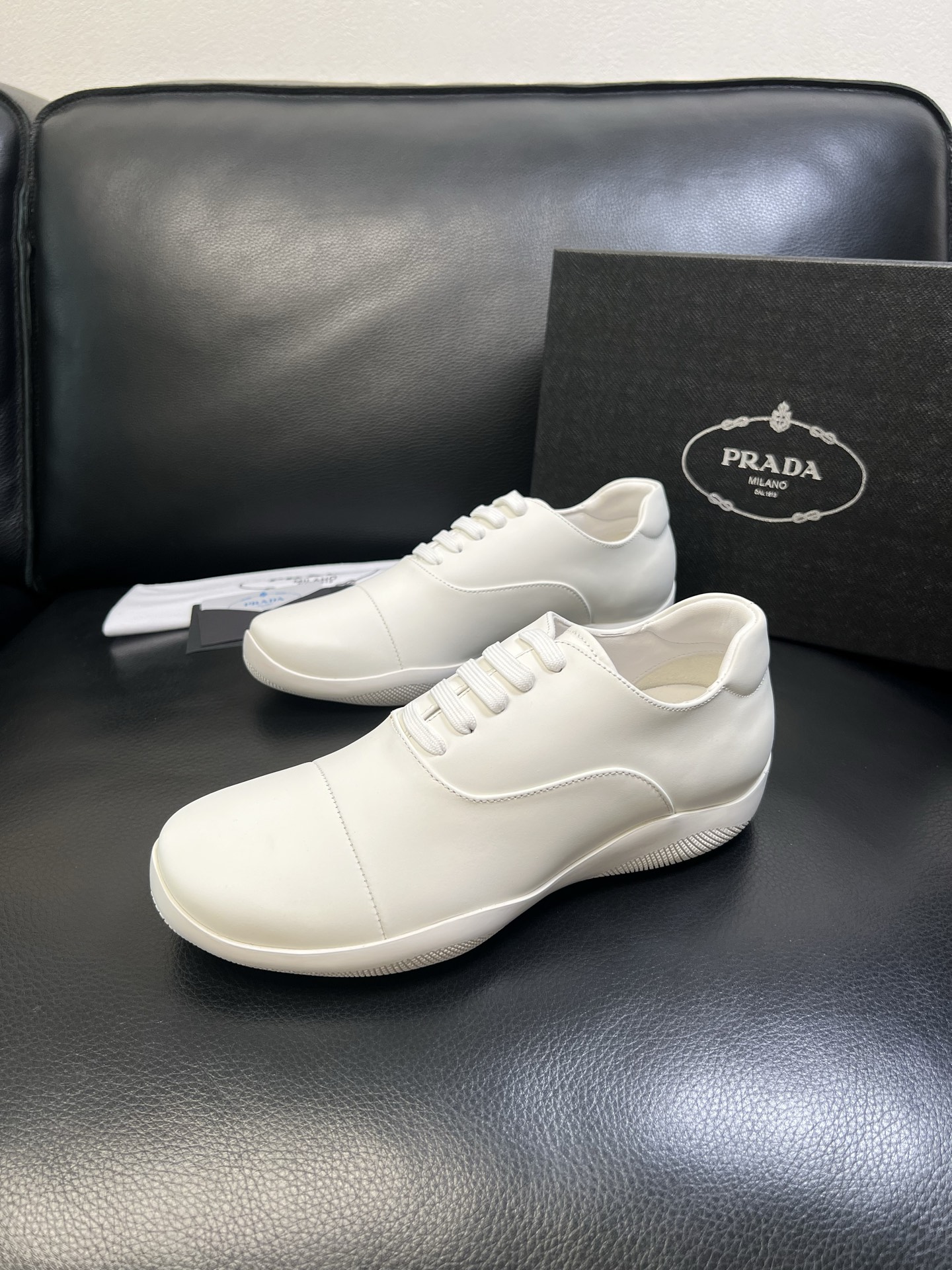 Prada 顶级工艺品，普拉达 专柜同步，原厂配置意大利进口牛皮面料，进口牛皮内里垫，透气舒适，鞋底：原